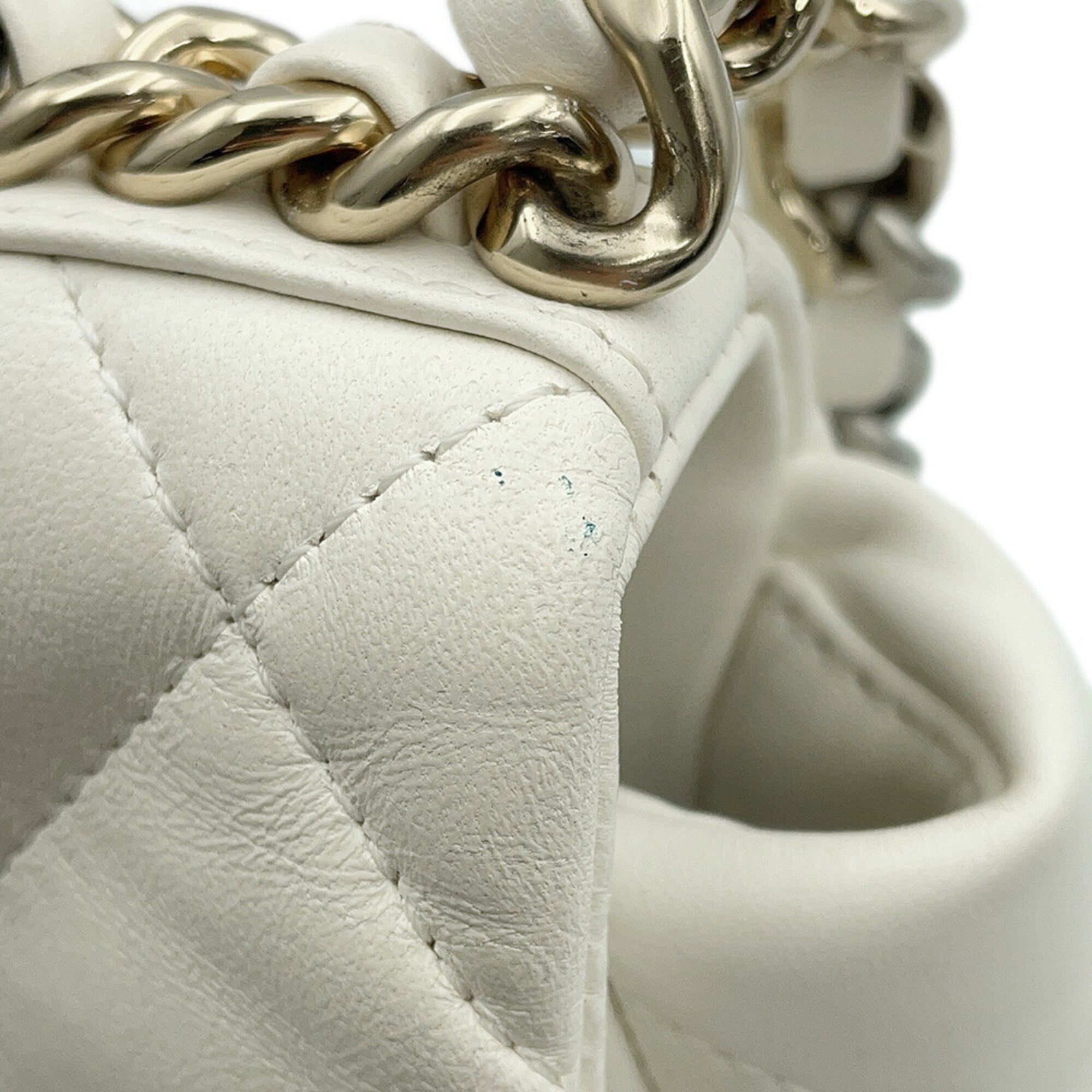 Chanel White Leather Shoulder Bag (Pre-Owned)