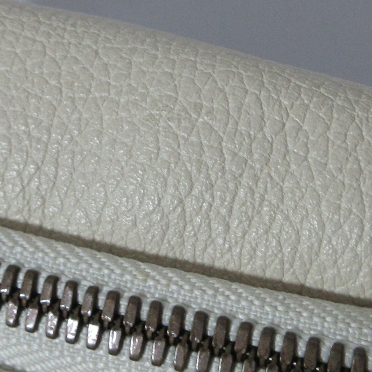 Gucci Off-White Leather Sling Bag (Pre-Owned)