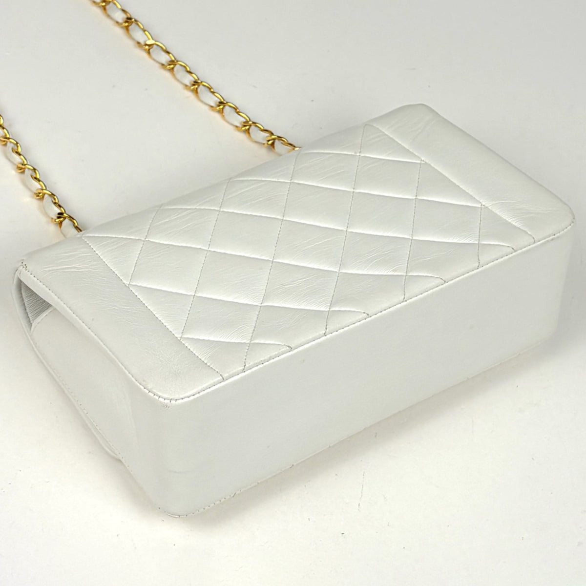 Chanel White Leather Shoulder Bag (Pre-Owned)