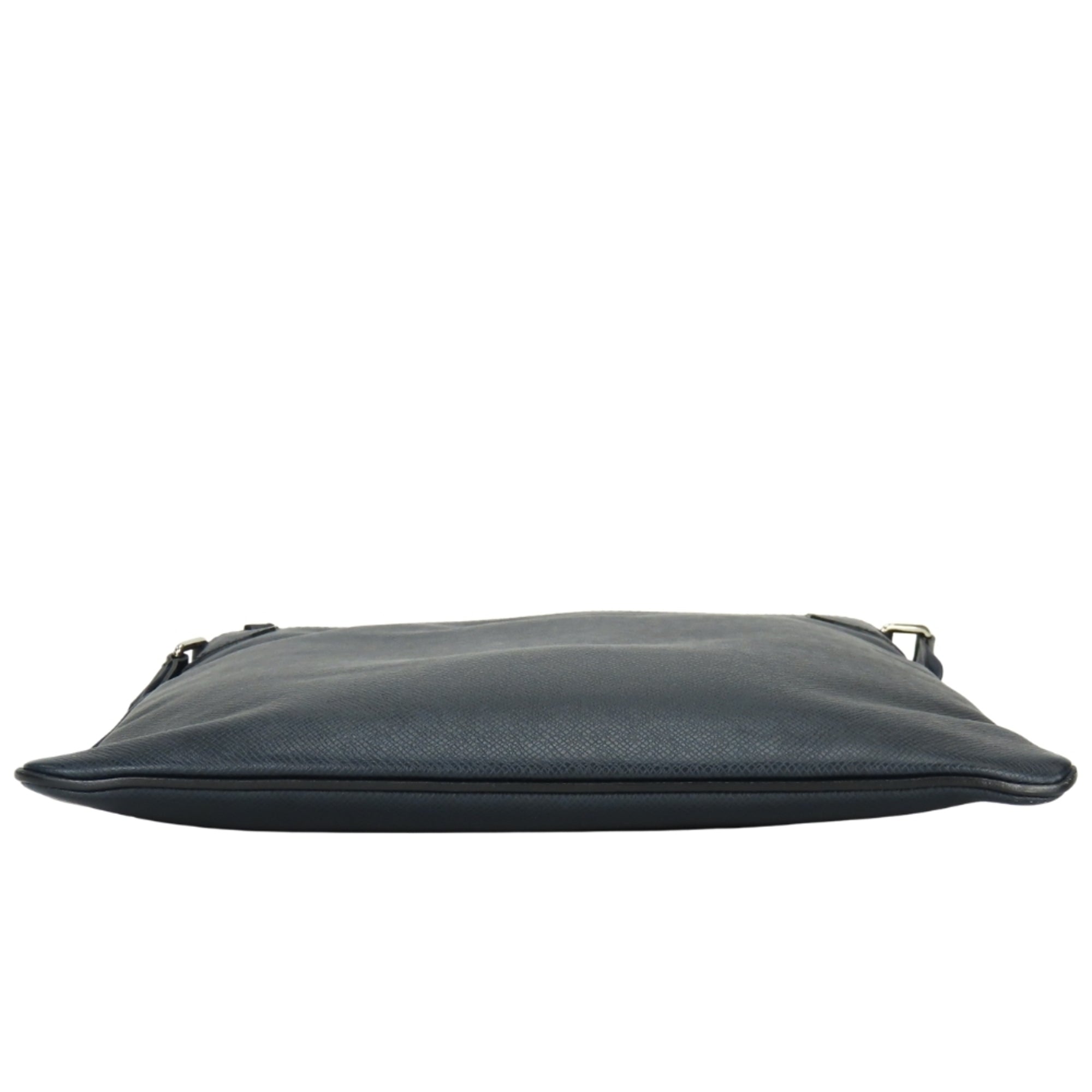 Louis Vuitton Dark Navy Taiga Leather Shoulder Bag (Pre-Owned)