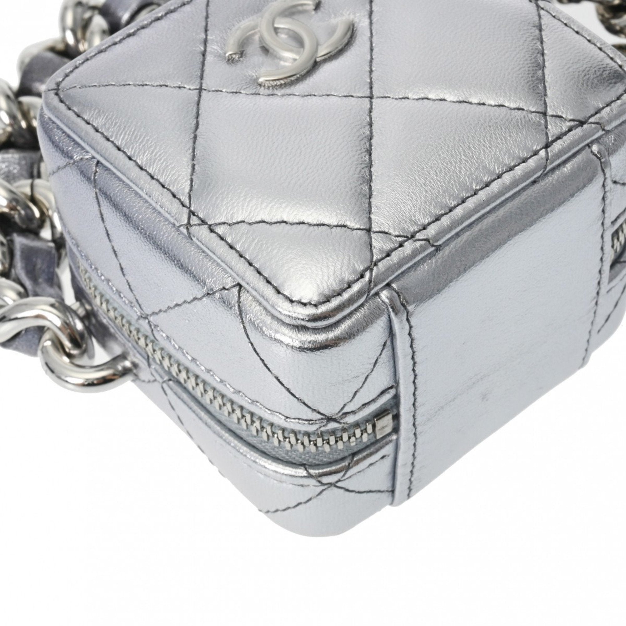 Chanel Silver Leather Shoulder Bag (Pre-Owned)