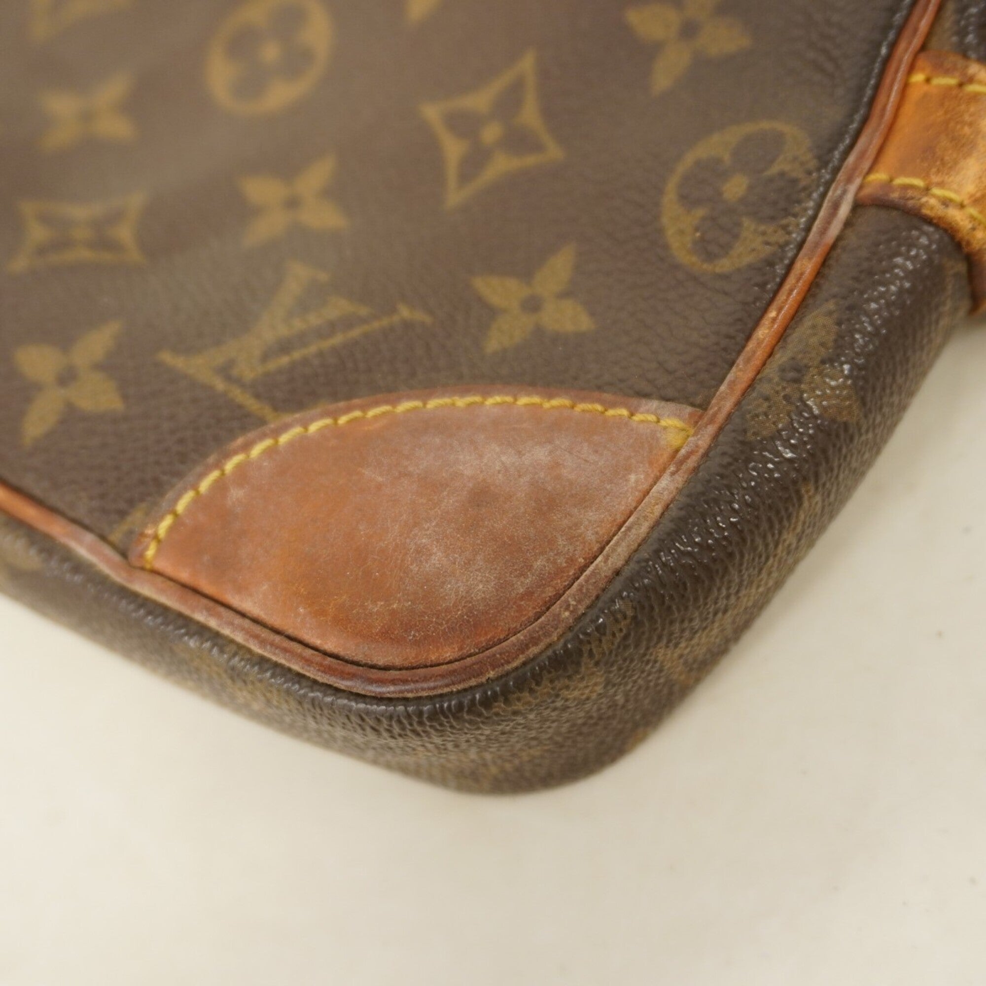 Louis Vuitton Brown Clutch Bag (Pre-Owned)