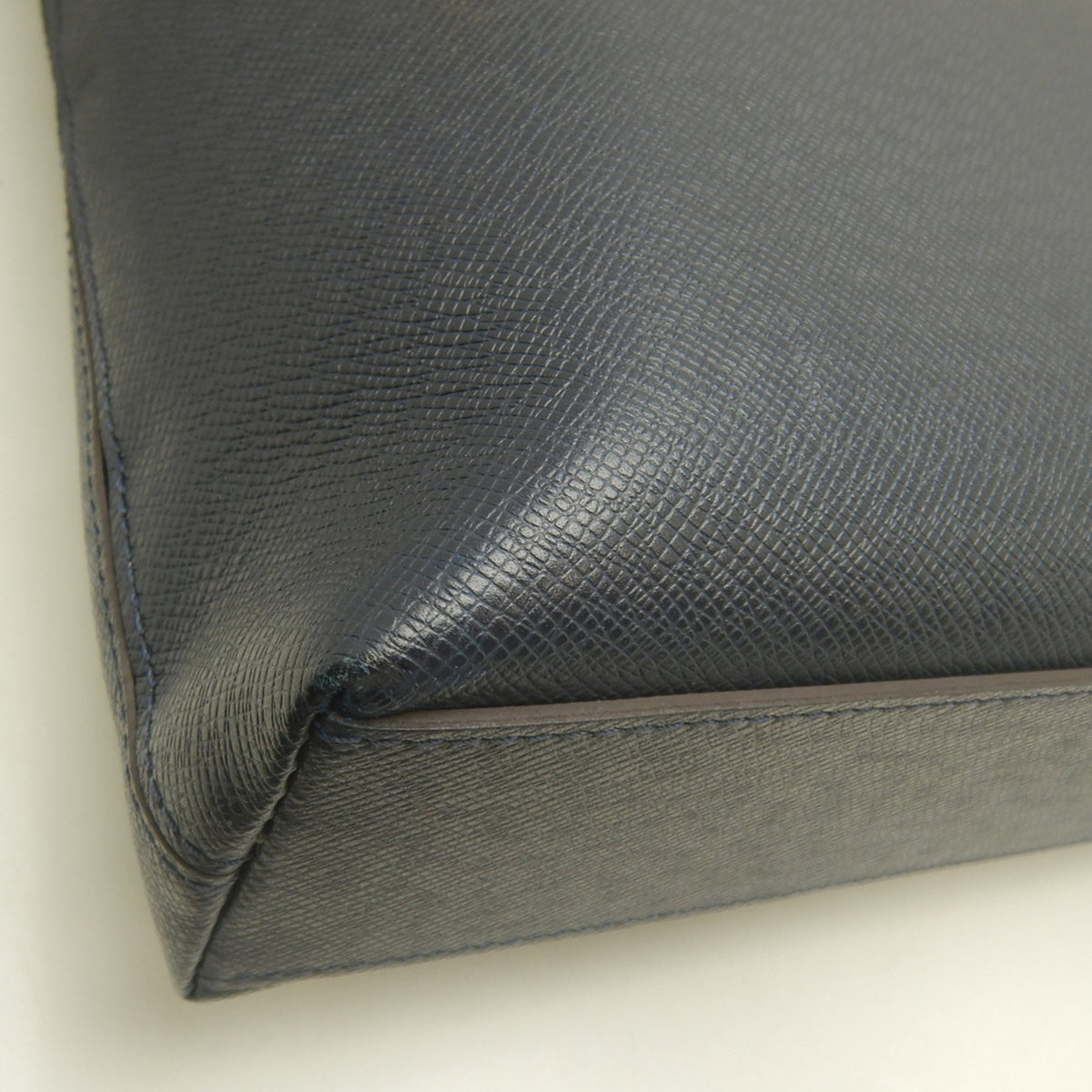 Louis Vuitton Navy Blue Taiga Leather Tote Bag (Pre-Owned)
