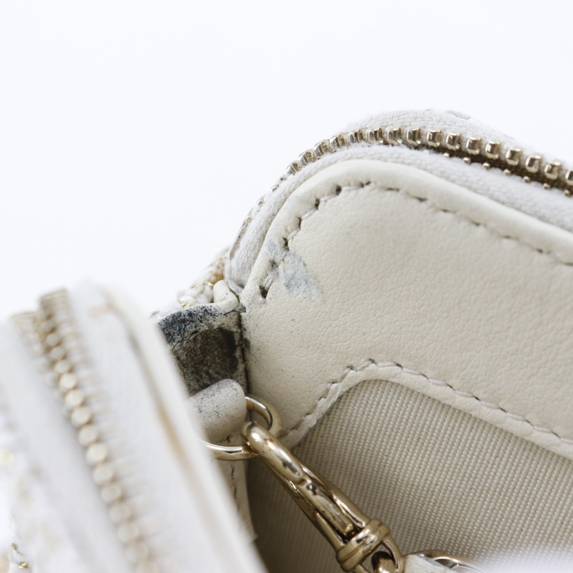 Chanel White Tweed Shoulder Bag (Pre-Owned)