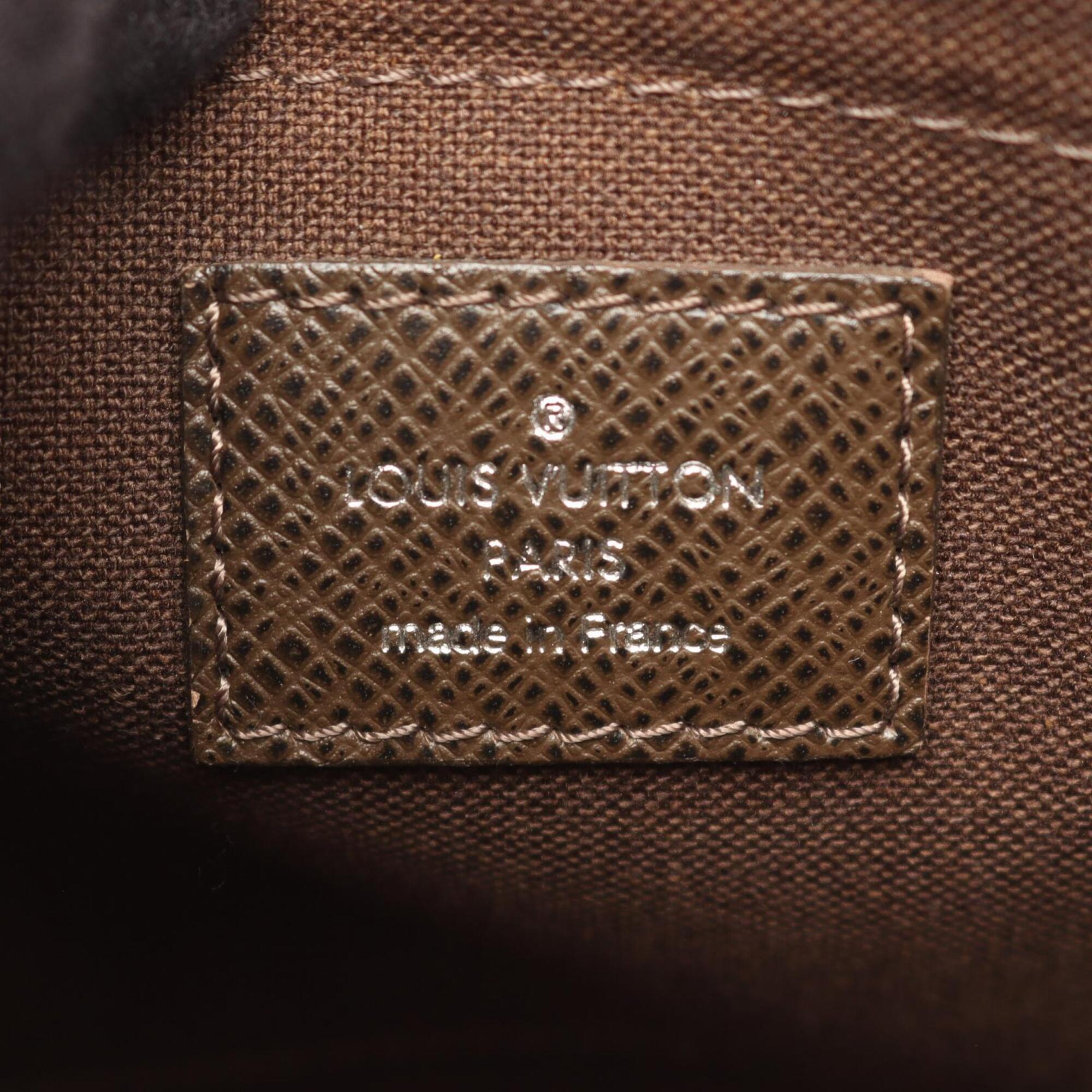 Louis Vuitton Brown Grizzly Taiga Leather Shoulder Bag (Pre-Owned)