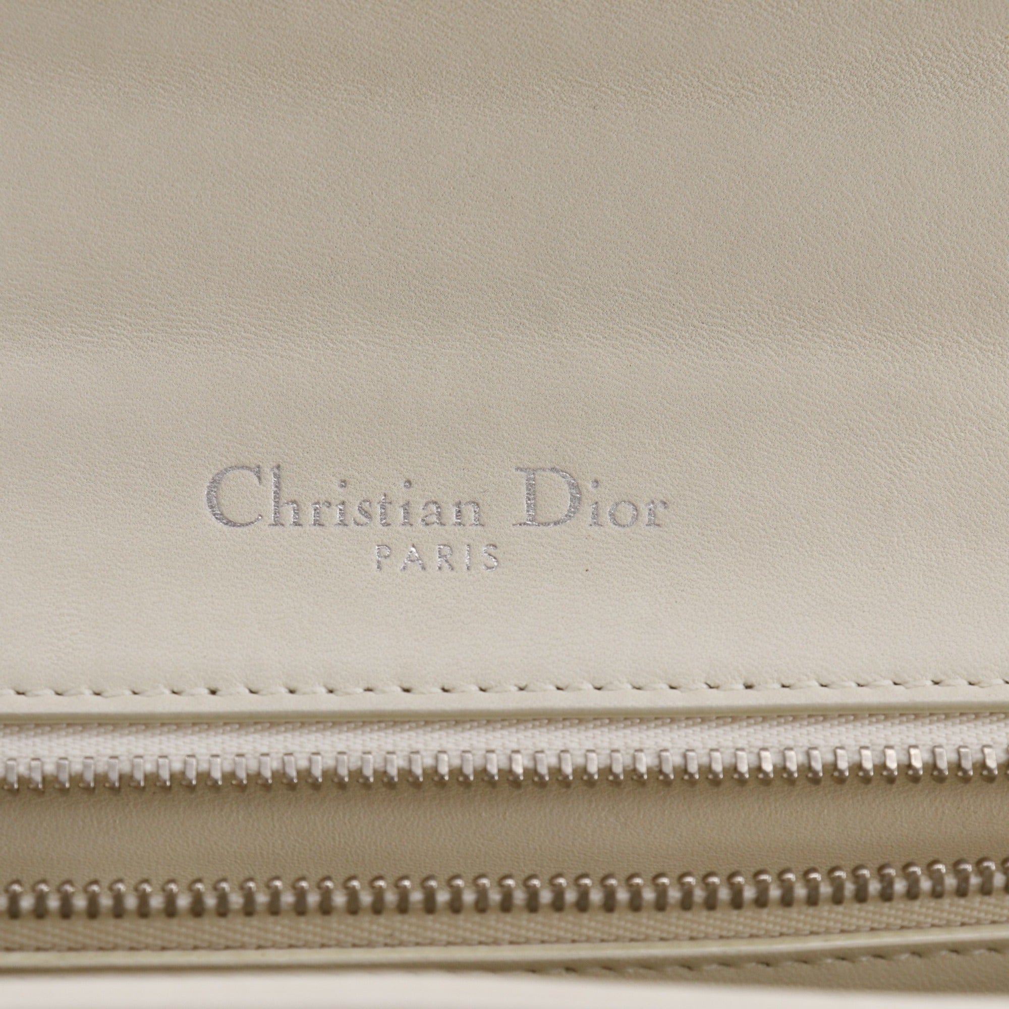 Christian Dior White Leather Shoulder Bag (Pre-Owned)