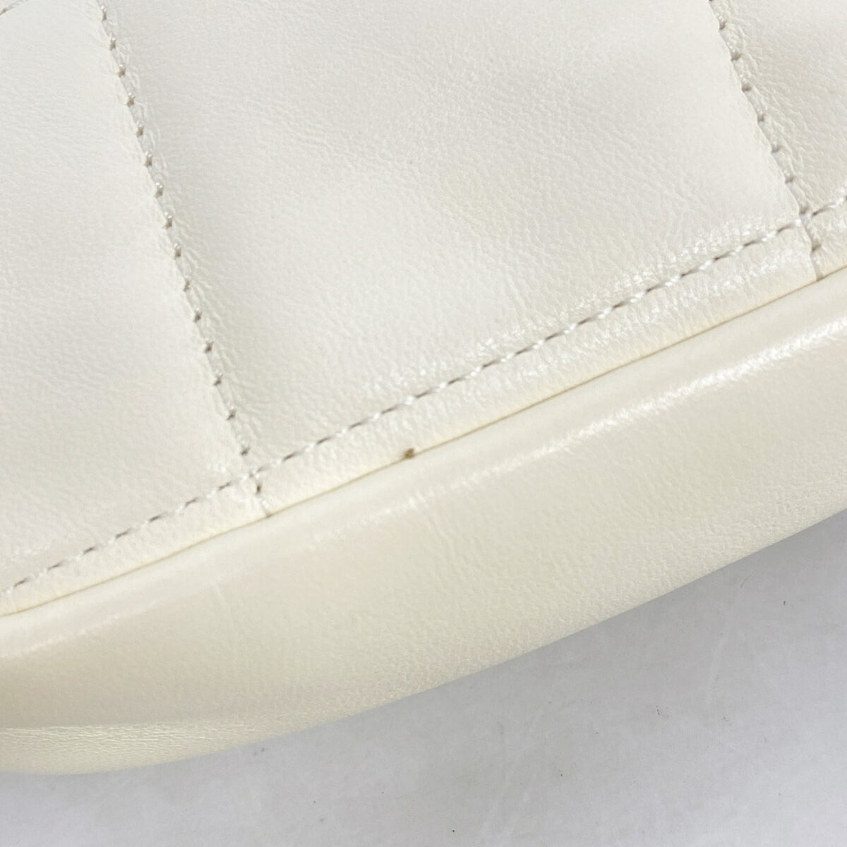 Chanel White Leather Shoulder Bag (Pre-Owned)