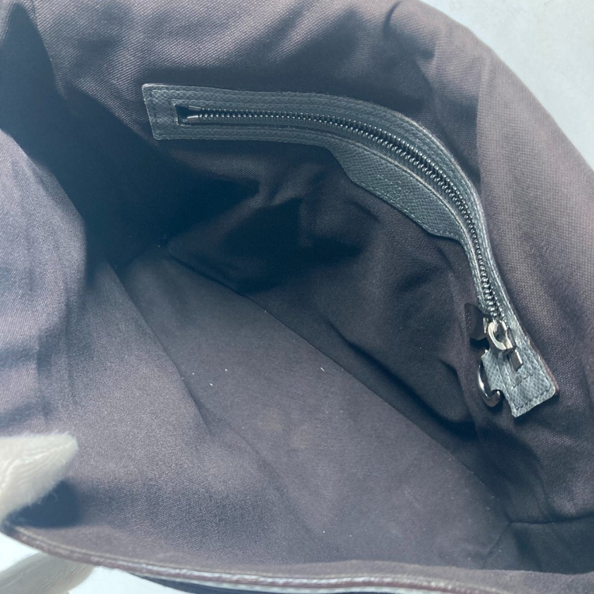 Louis Vuitton Gray Taiga Leather Messenger Bag Shoulder Bag (Pre-Owned)