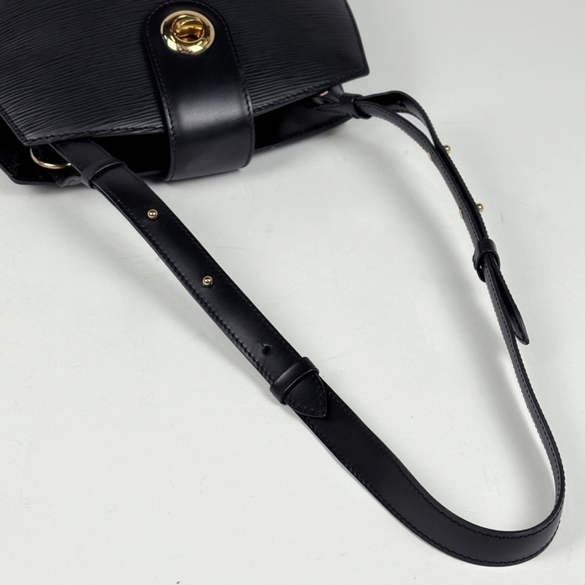Louis Vuitton Black Noir Epi Leather Shoulder Bag (Pre-Owned)
