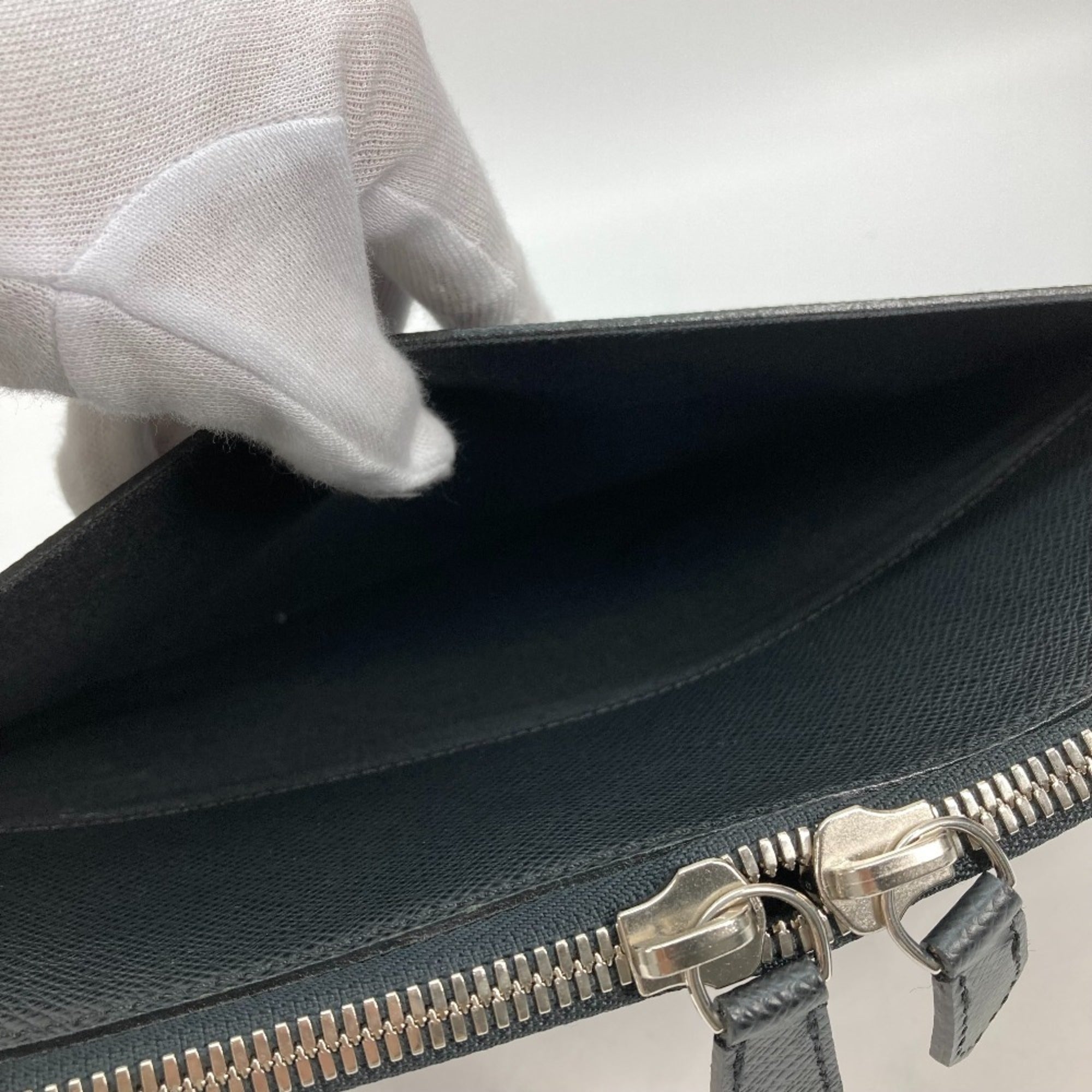 Louis Vuitton Black Noir Taiga Leather Handbag (Pre-Owned)