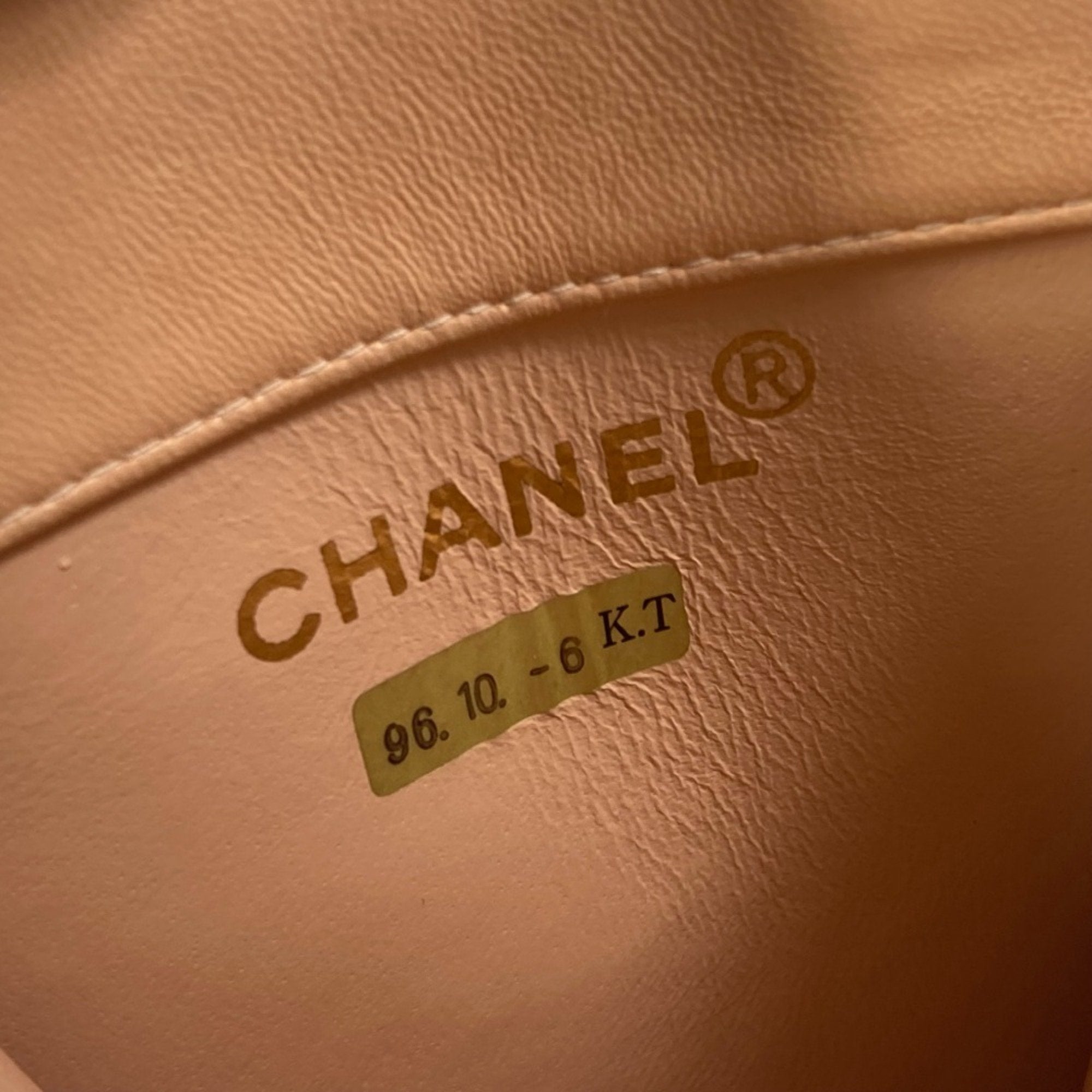 Chanel Pink Leather Shoulder Bag (Pre-Owned)