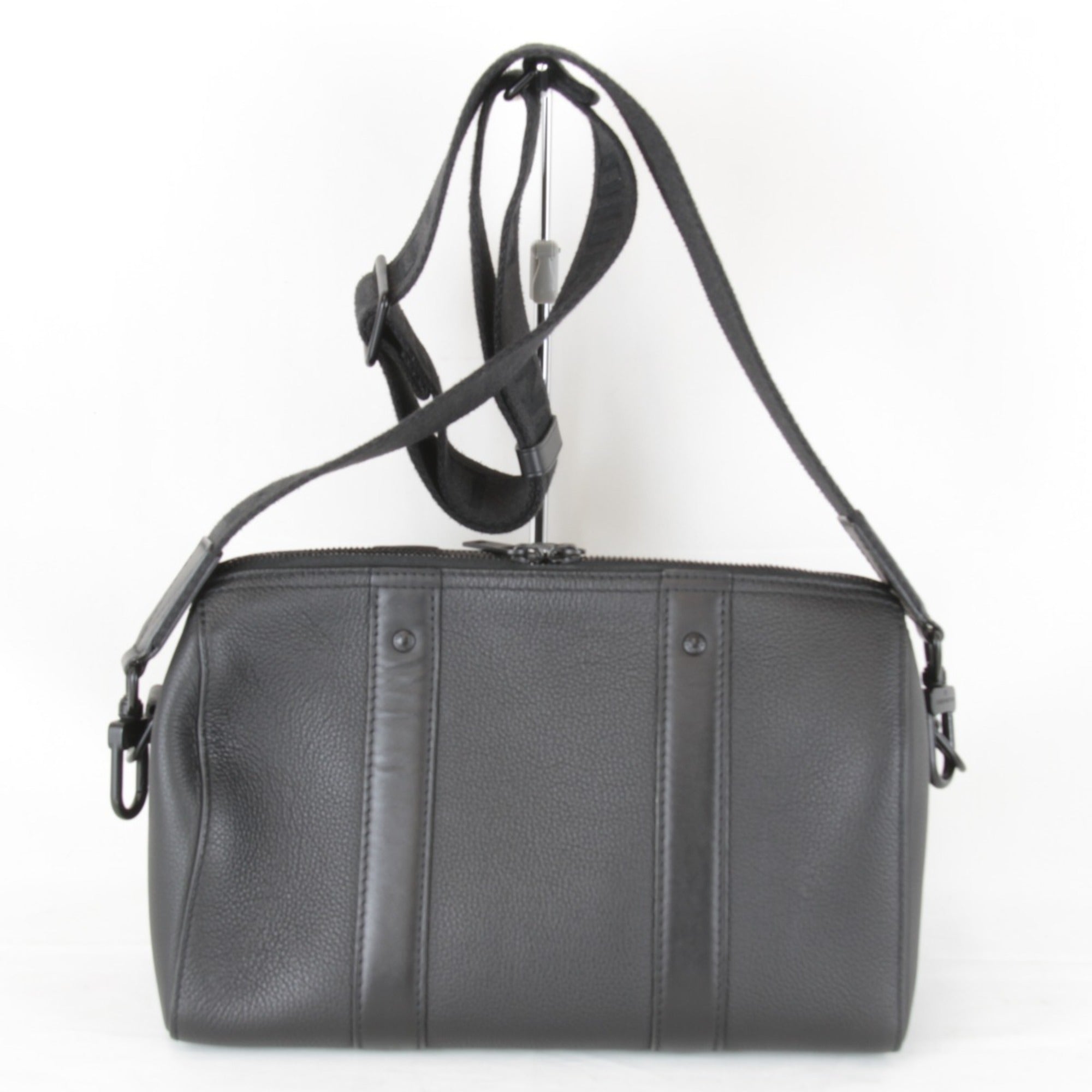 Louis Vuitton Black Leather Shoulder Bag (Pre-Owned)