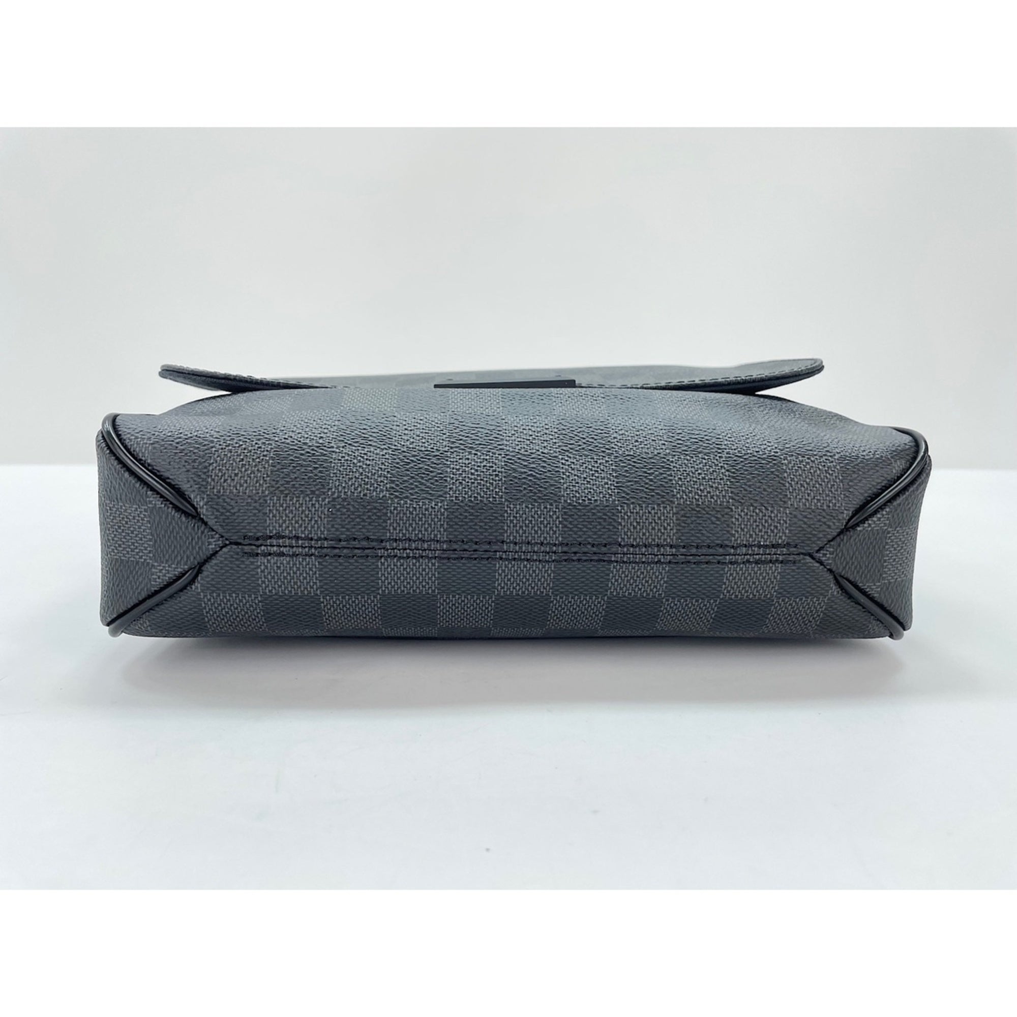 Louis Vuitton Black Shoulder Bag (Pre-Owned)