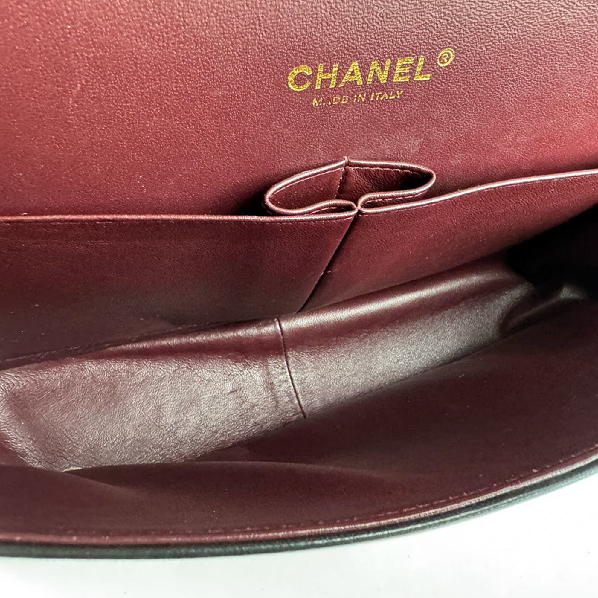 Chanel Black Leather Shoulder Bag (Pre-Owned)