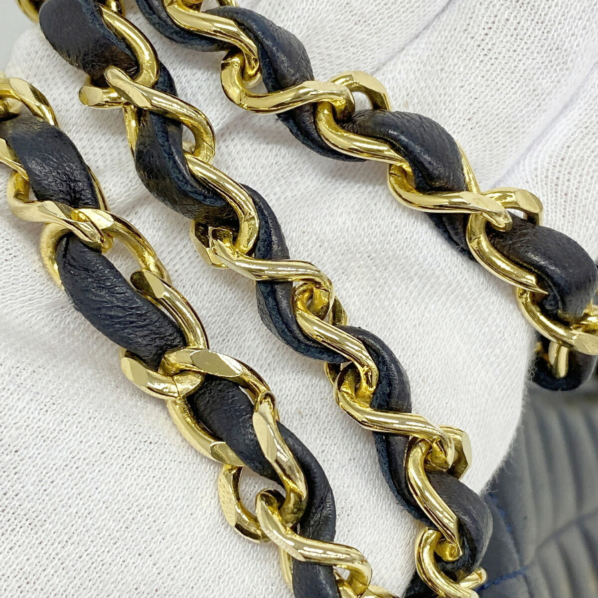 Chanel Black Leather Shoulder Bag (Pre-Owned)
