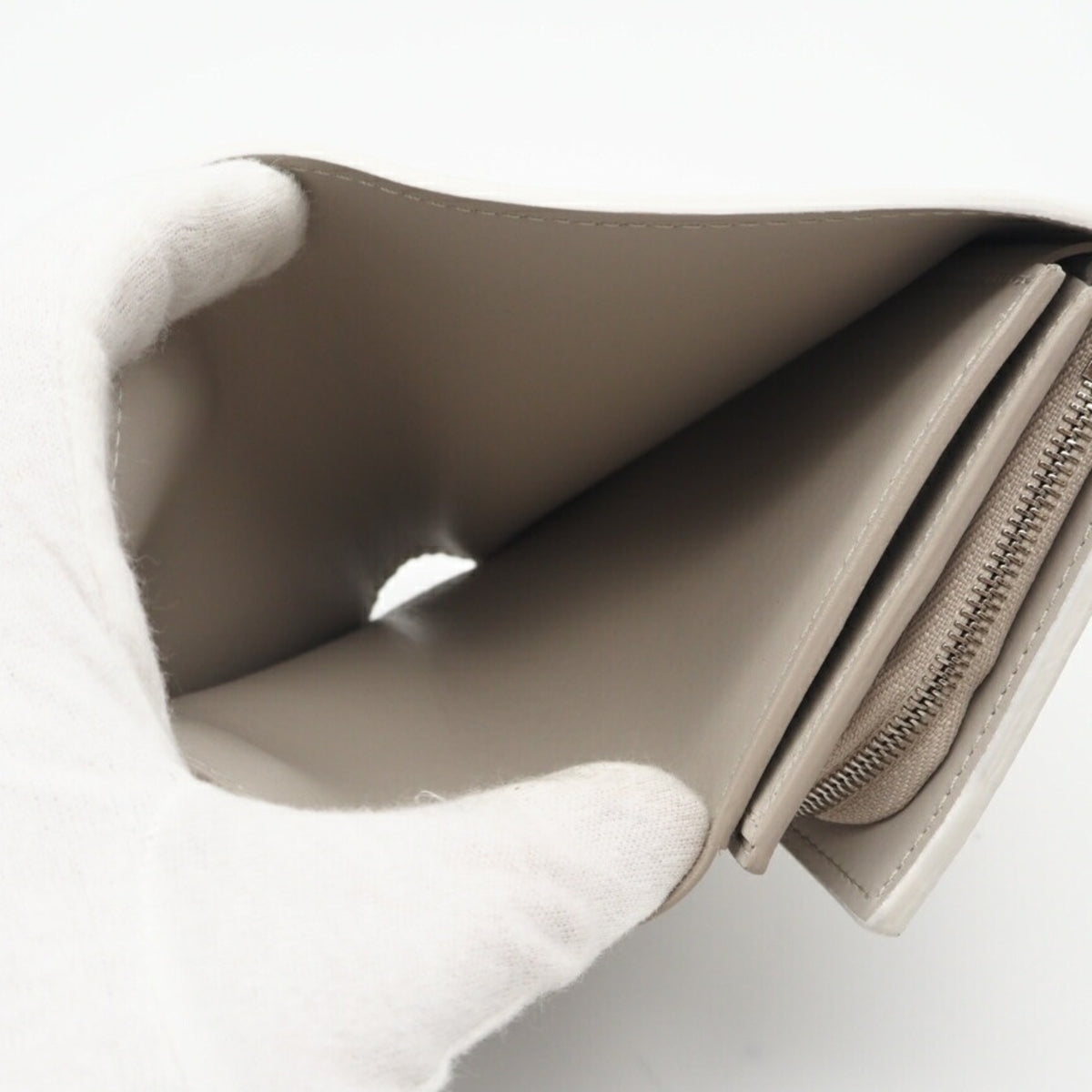 Louis Vuitton Mahina White Leather Wallet (Bi-Fold) (Pre-Owned)