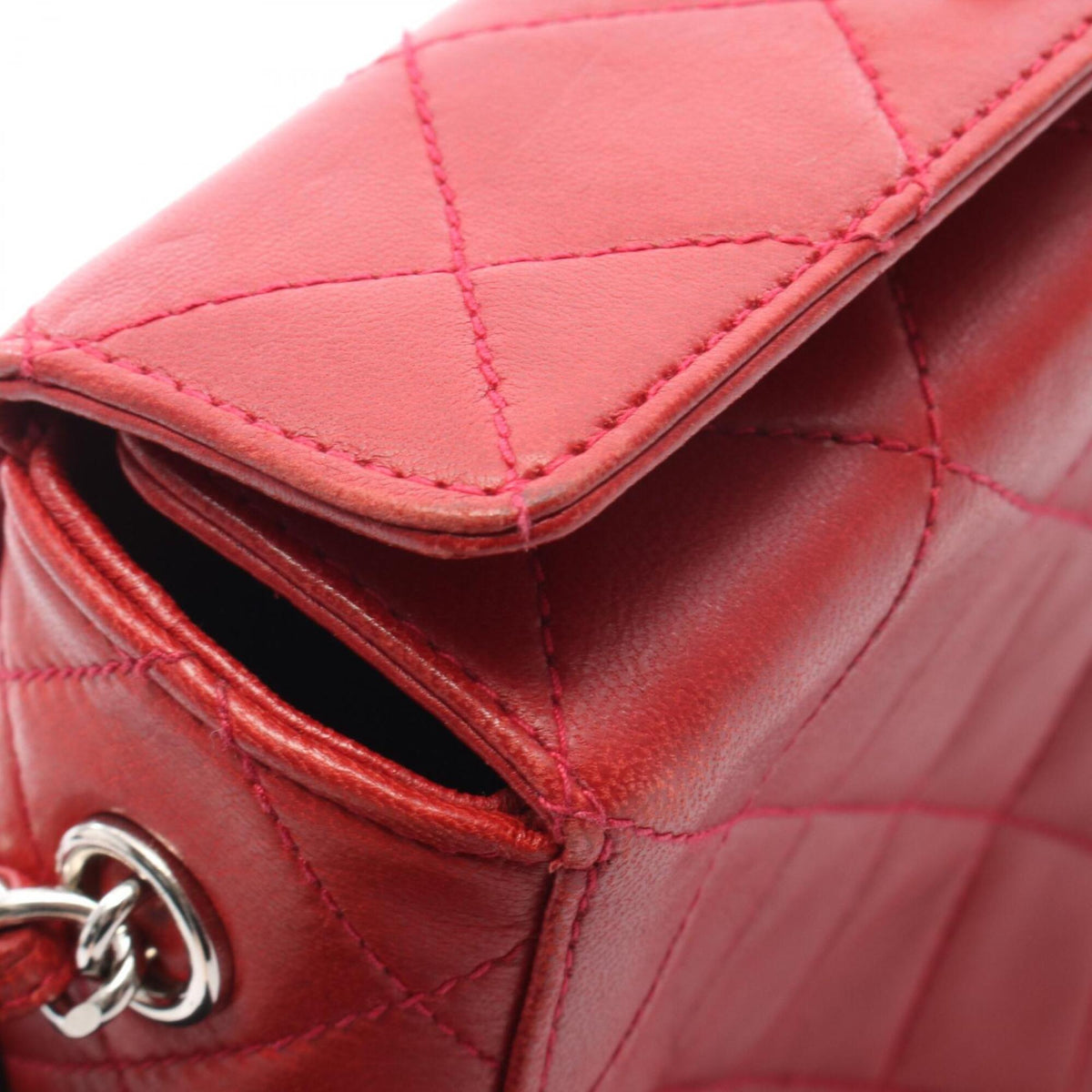 Chanel Red Color Leather Handbag (Pre-Owned)