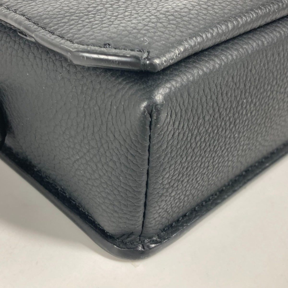 Louis Vuitton Black Leather Pochette Shoulder Bag (Pre-Owned)
