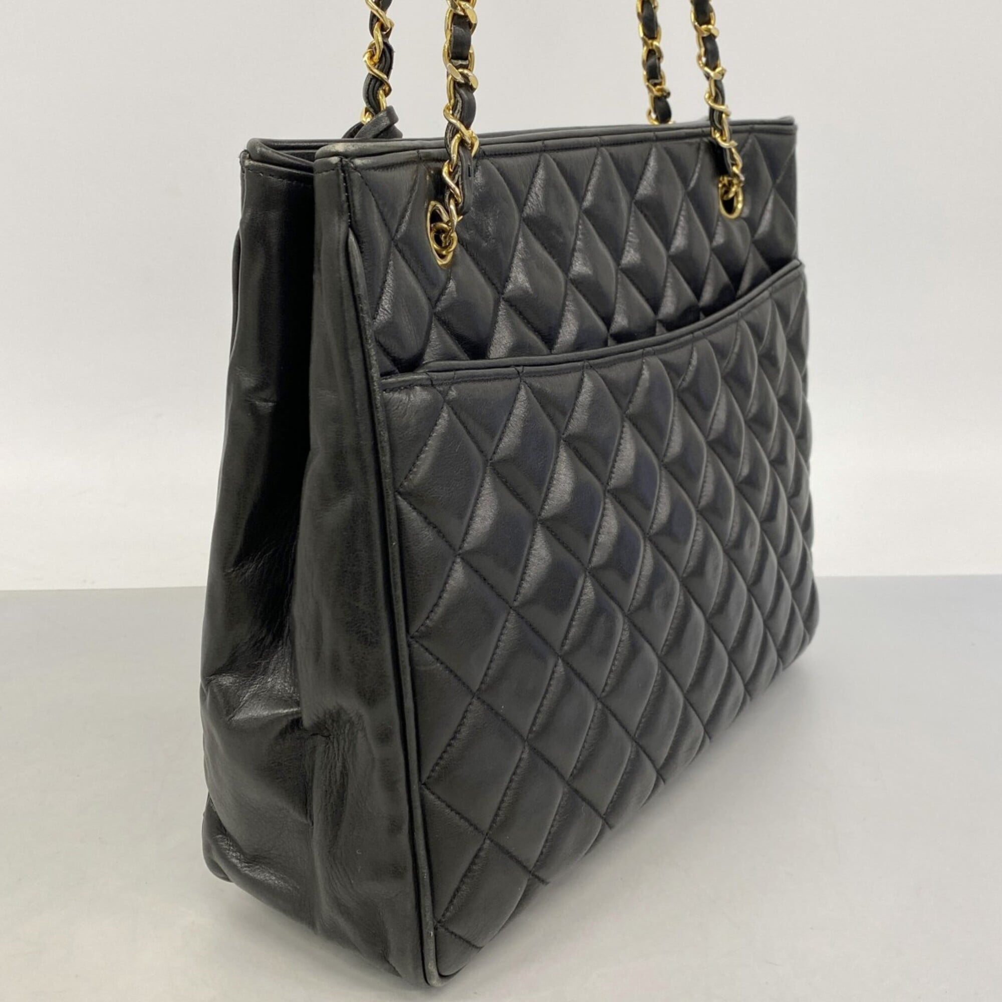Chanel Black Leather Shoulder Bag (Pre-Owned)