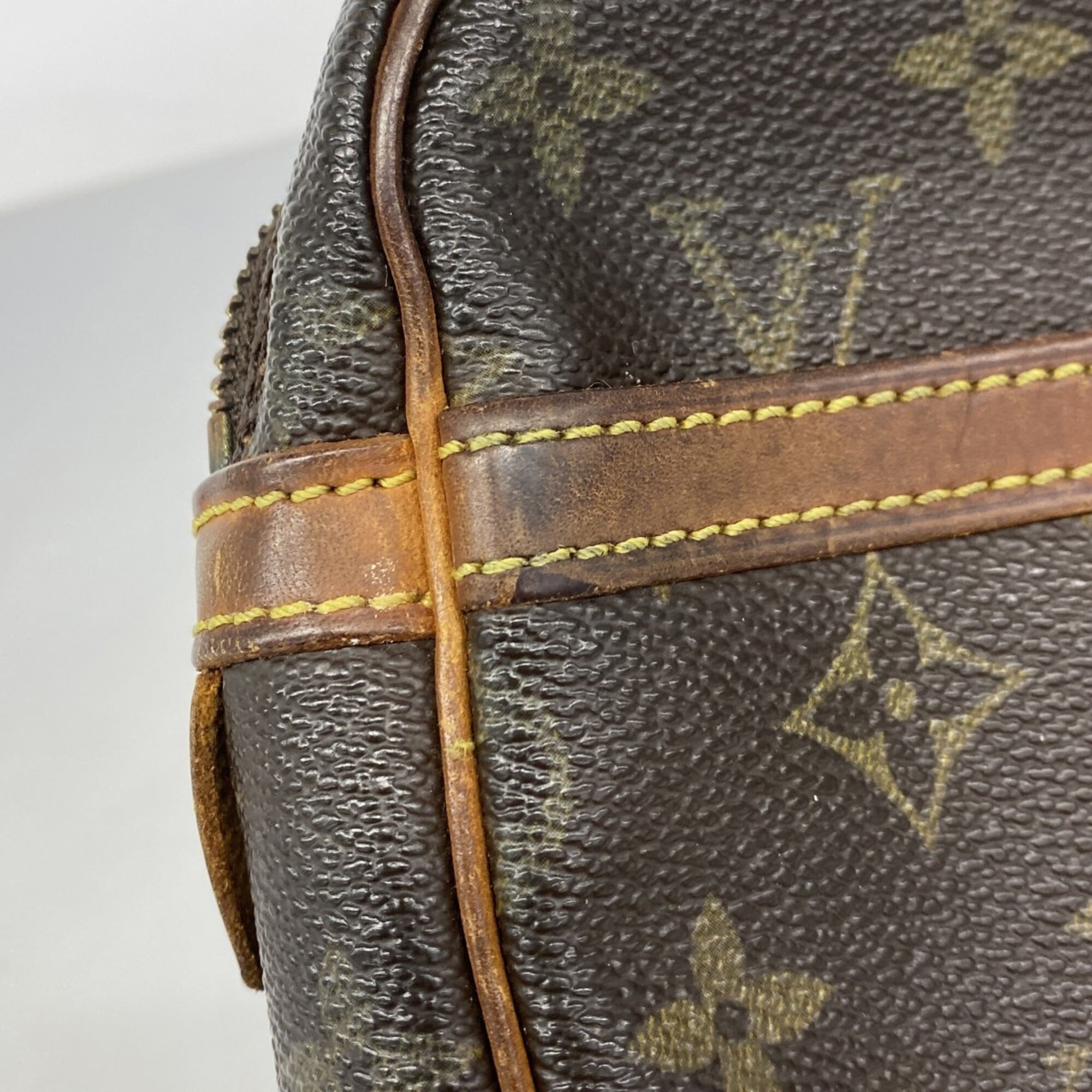 Louis Vuitton Brown Clutch Bag (Pre-Owned)