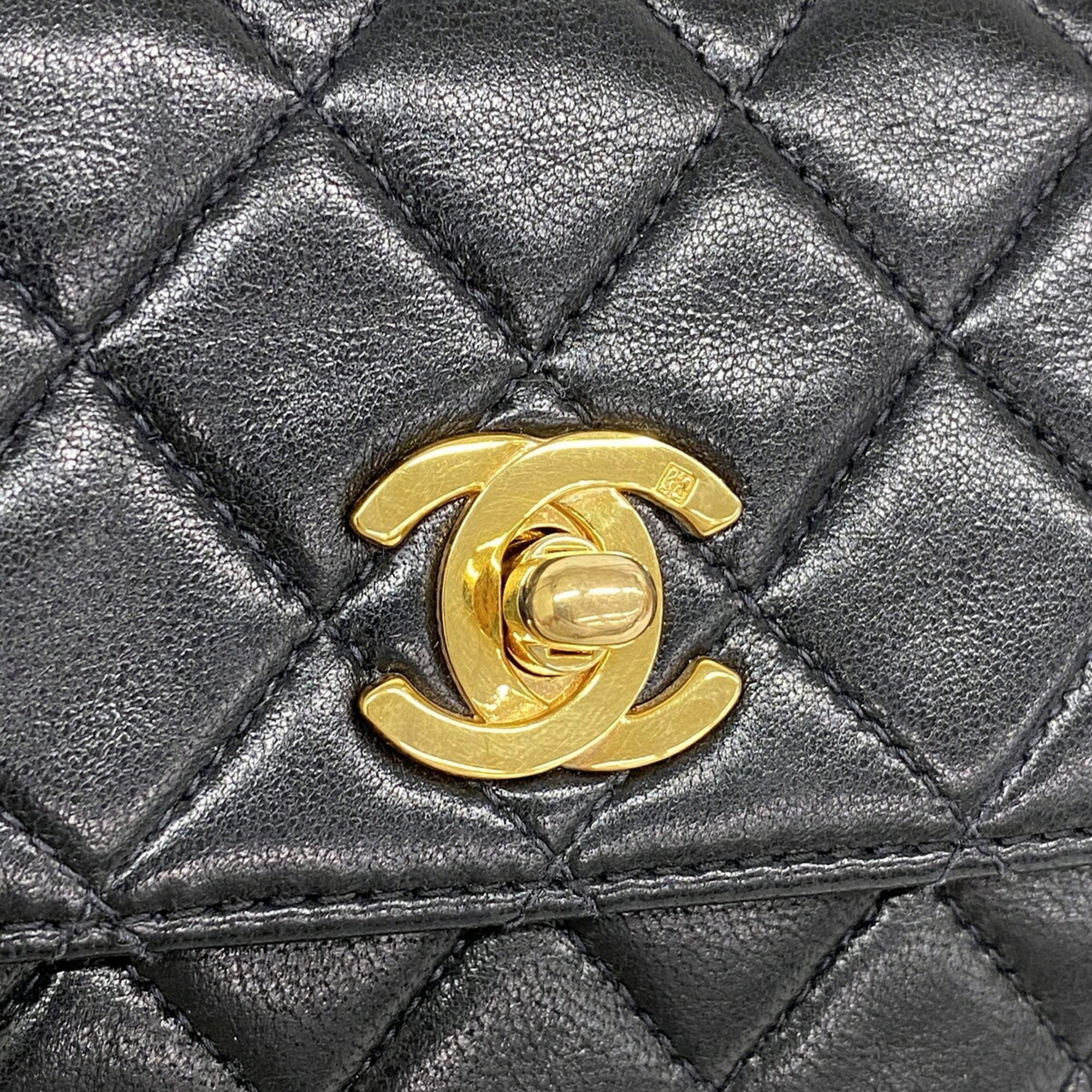 Chanel Black Leather Shoulder Bag (Pre-Owned)