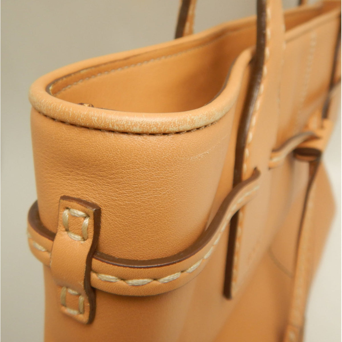 Tod's Camel Leather Tote Bag (Pre-Owned)