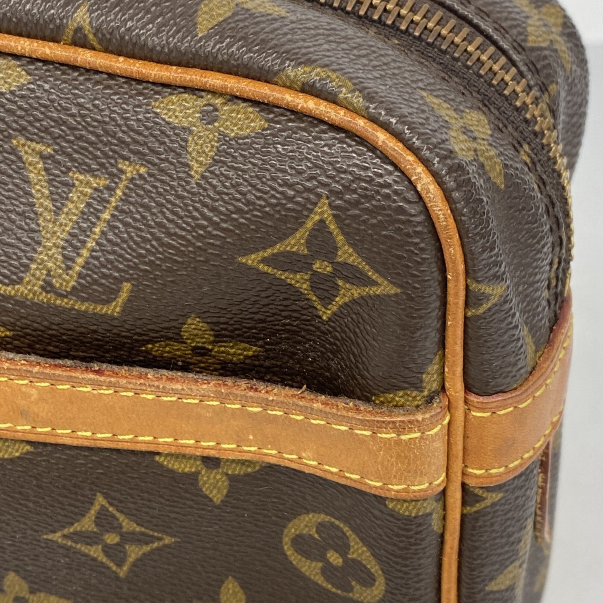 Louis Vuitton Brown Clutch Bag (Pre-Owned)