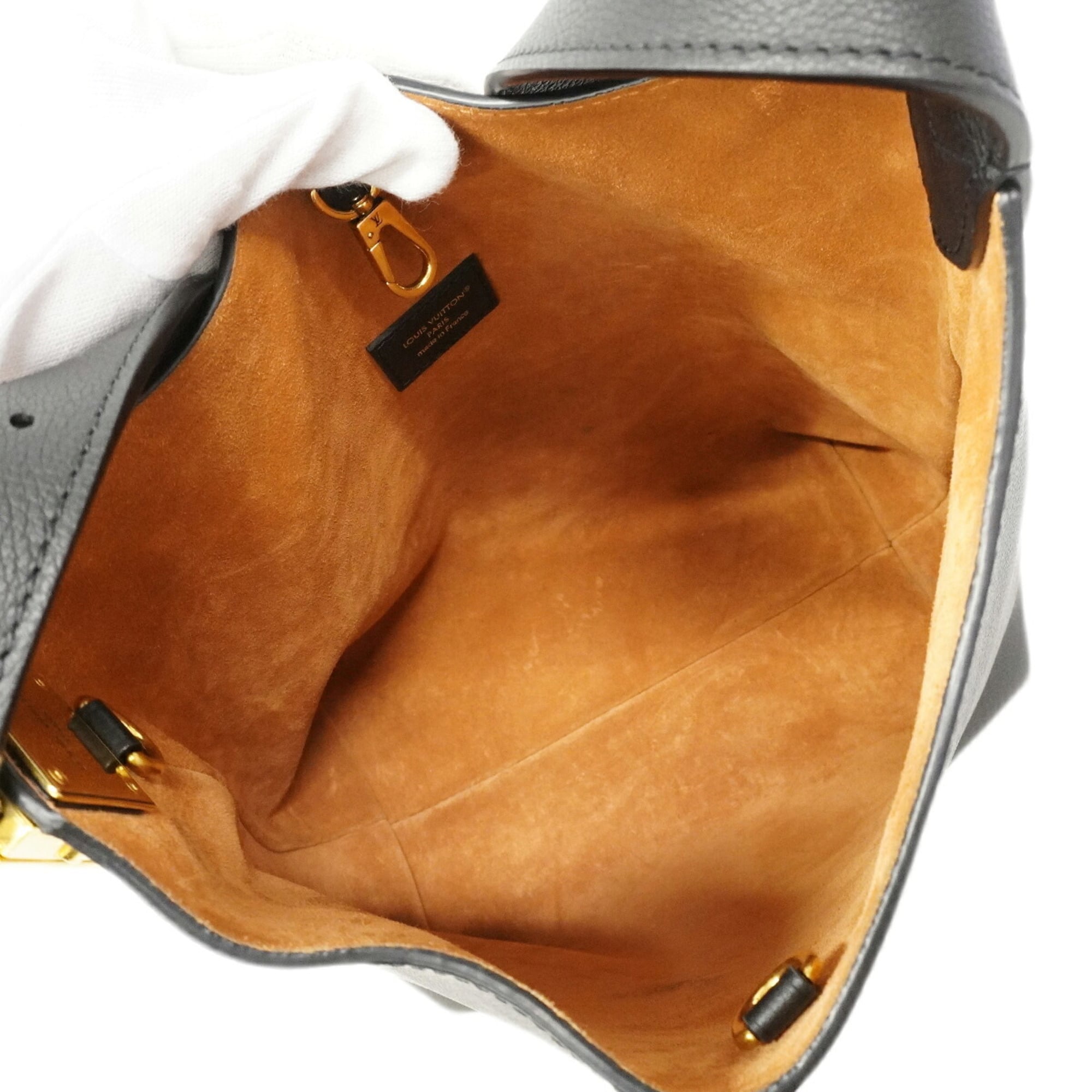 Louis Vuitton Noir Shoulder Bag (Pre-Owned)