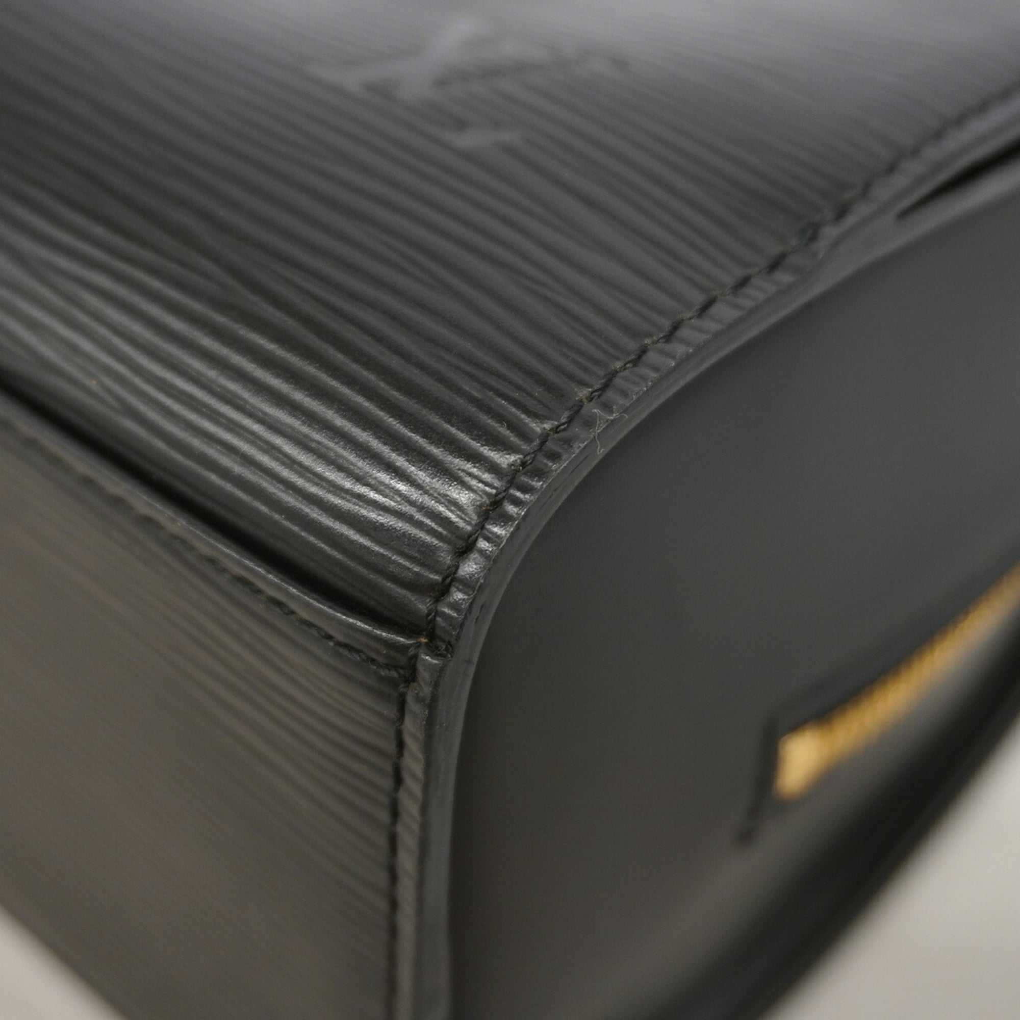 Louis Vuitton Noir Handbag (Pre-Owned)