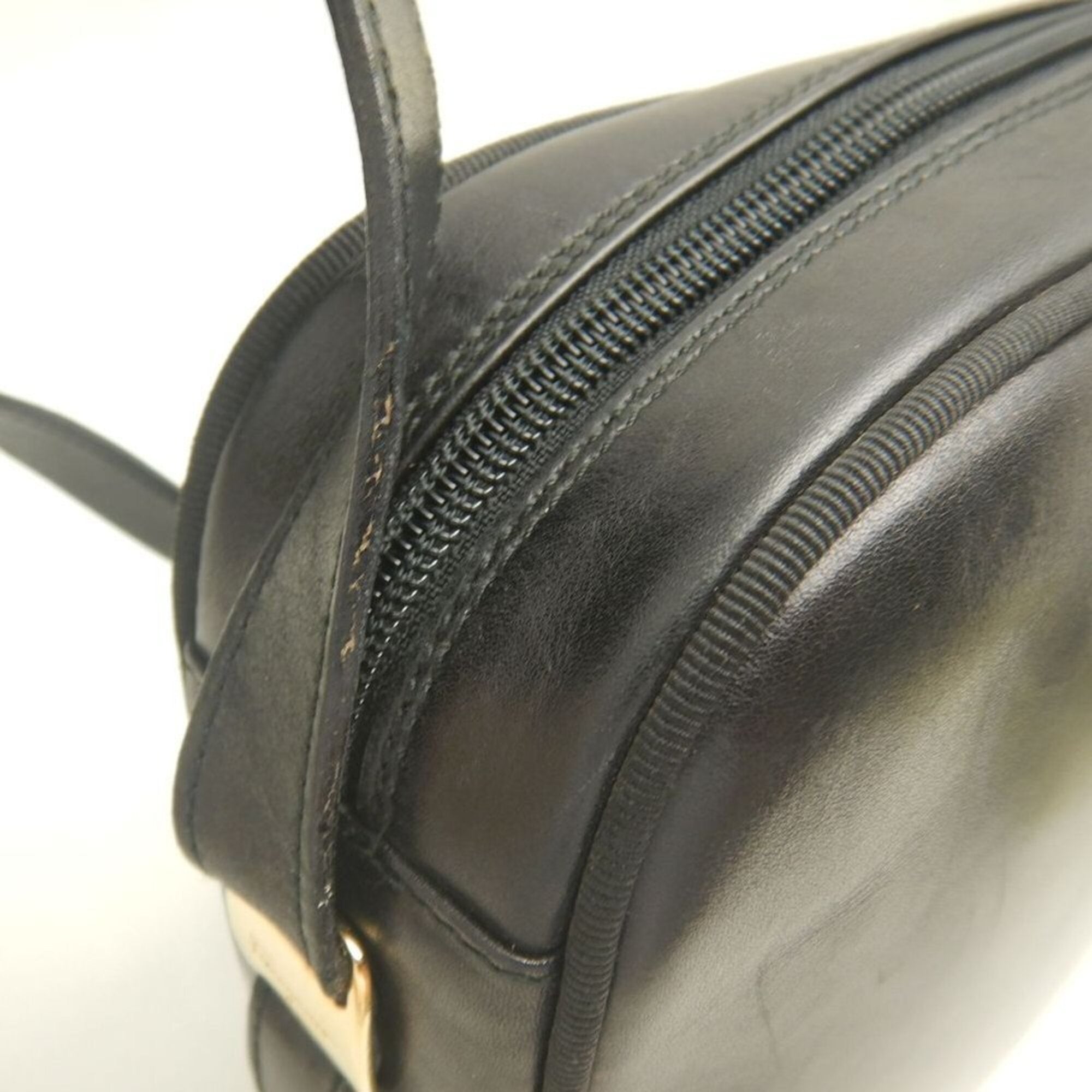 Salvatore Ferragamo Vara Black Leather Shoulder Bag (Pre-Owned)