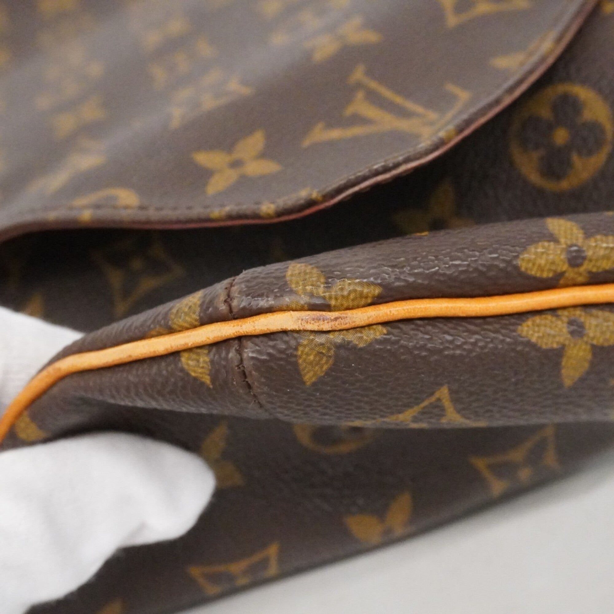 Louis Vuitton Brown Shoulder Bag (Pre-Owned)