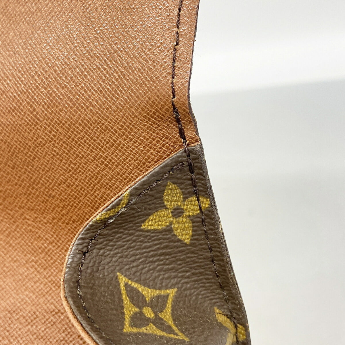 Louis Vuitton Brown Shoulder Bag (Pre-Owned)