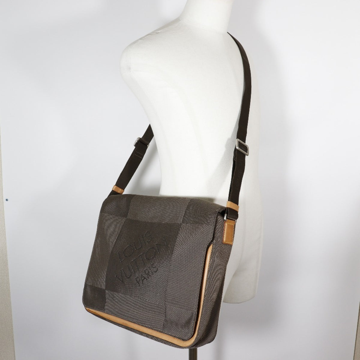 Louis Vuitton Brown Earth Canvas Shoulder Bag (Pre-Owned)