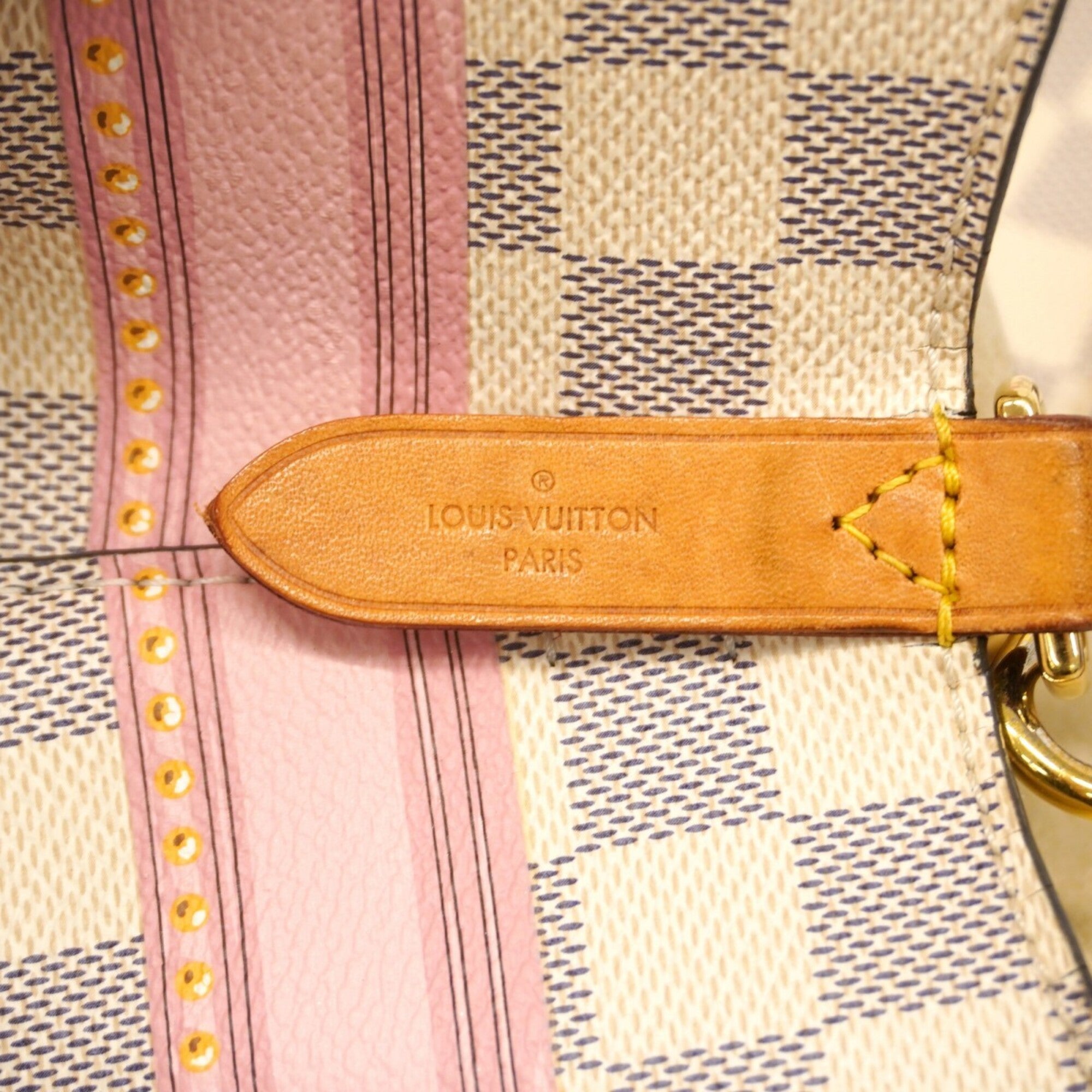 Louis Vuitton White Shoulder Bag (Pre-Owned)