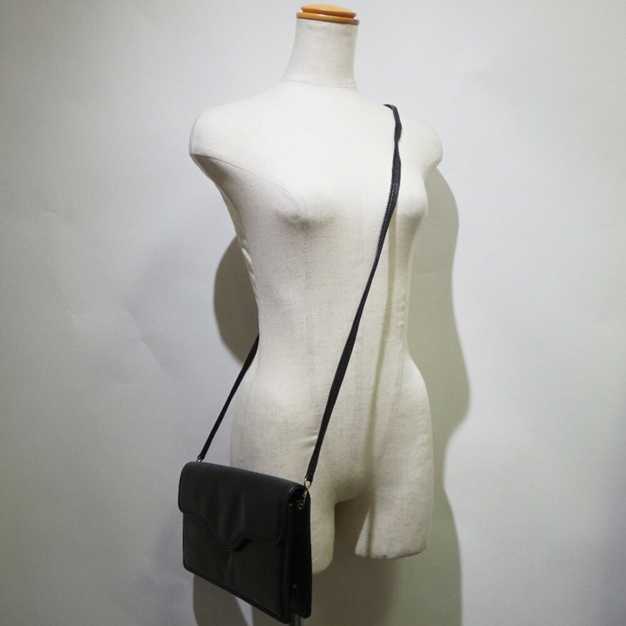 Bally Black Gold Leather Shoulder Bag (Pre-Owned)