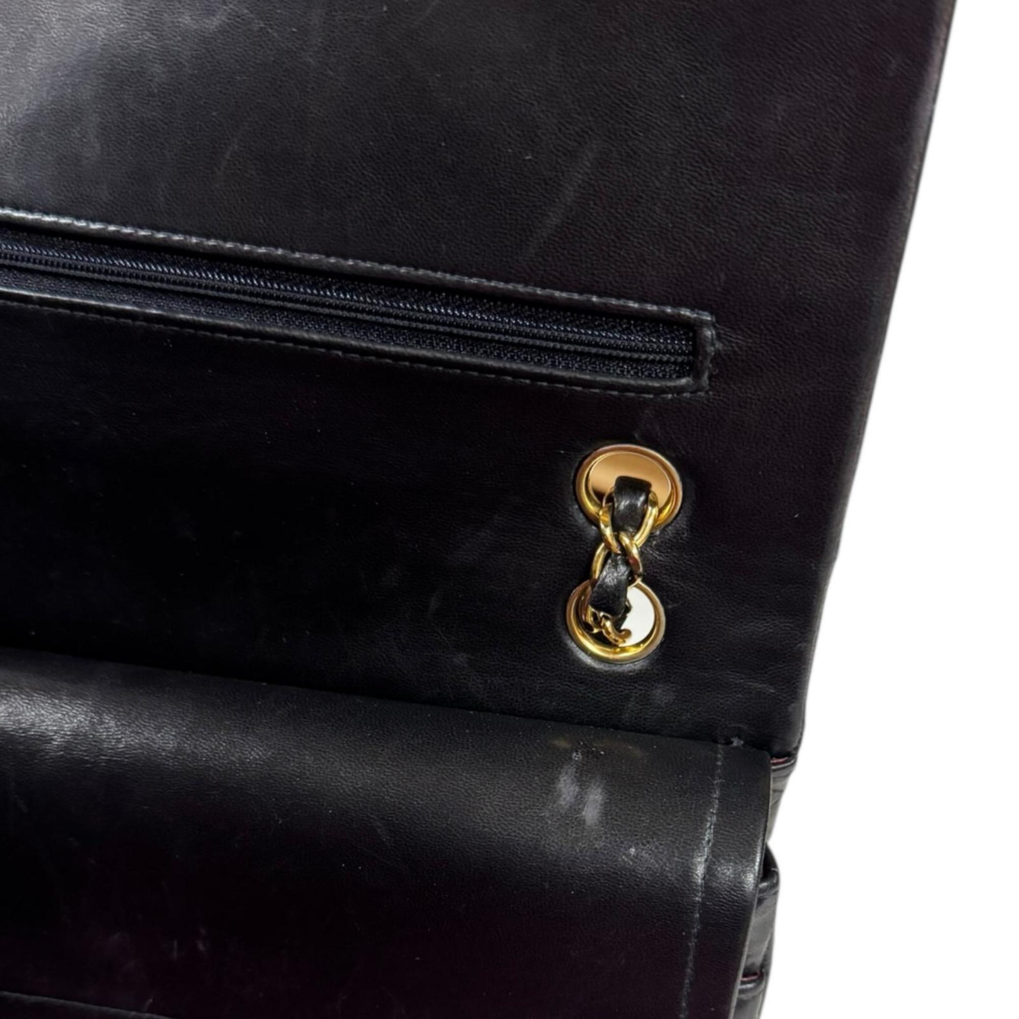 Chanel Matelasse Black Leather Shoulder Bag (Pre-Owned)