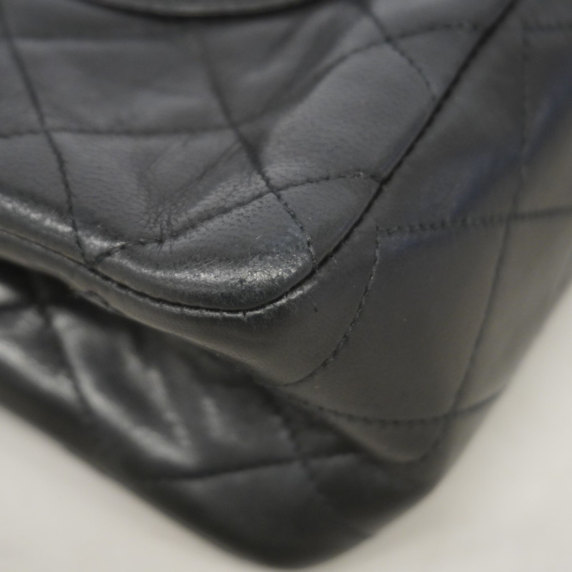 Chanel Black Leather Shoulder Bag (Pre-Owned)