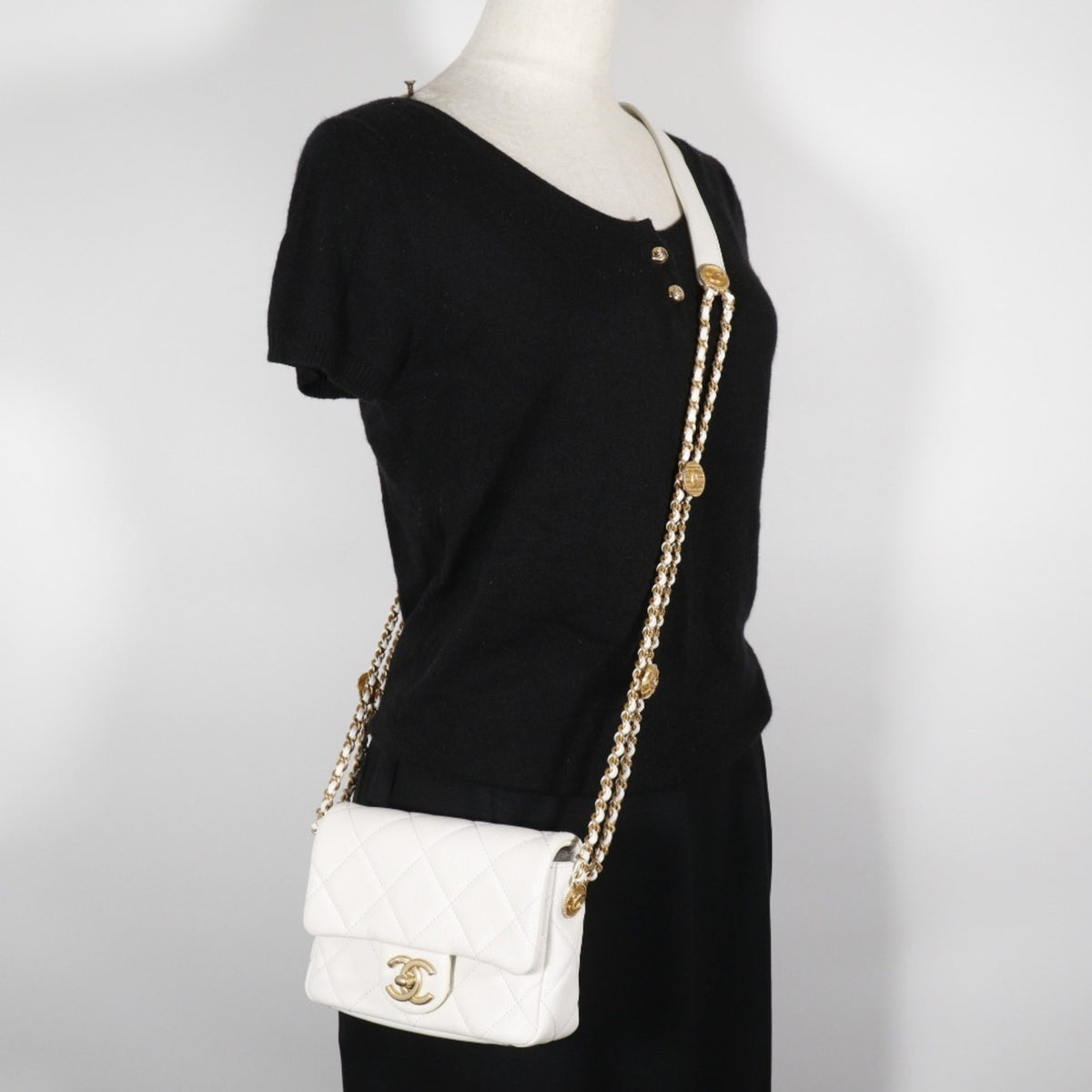Chanel White Grained Calfskin Shoulder Bag (Pre-Owned)