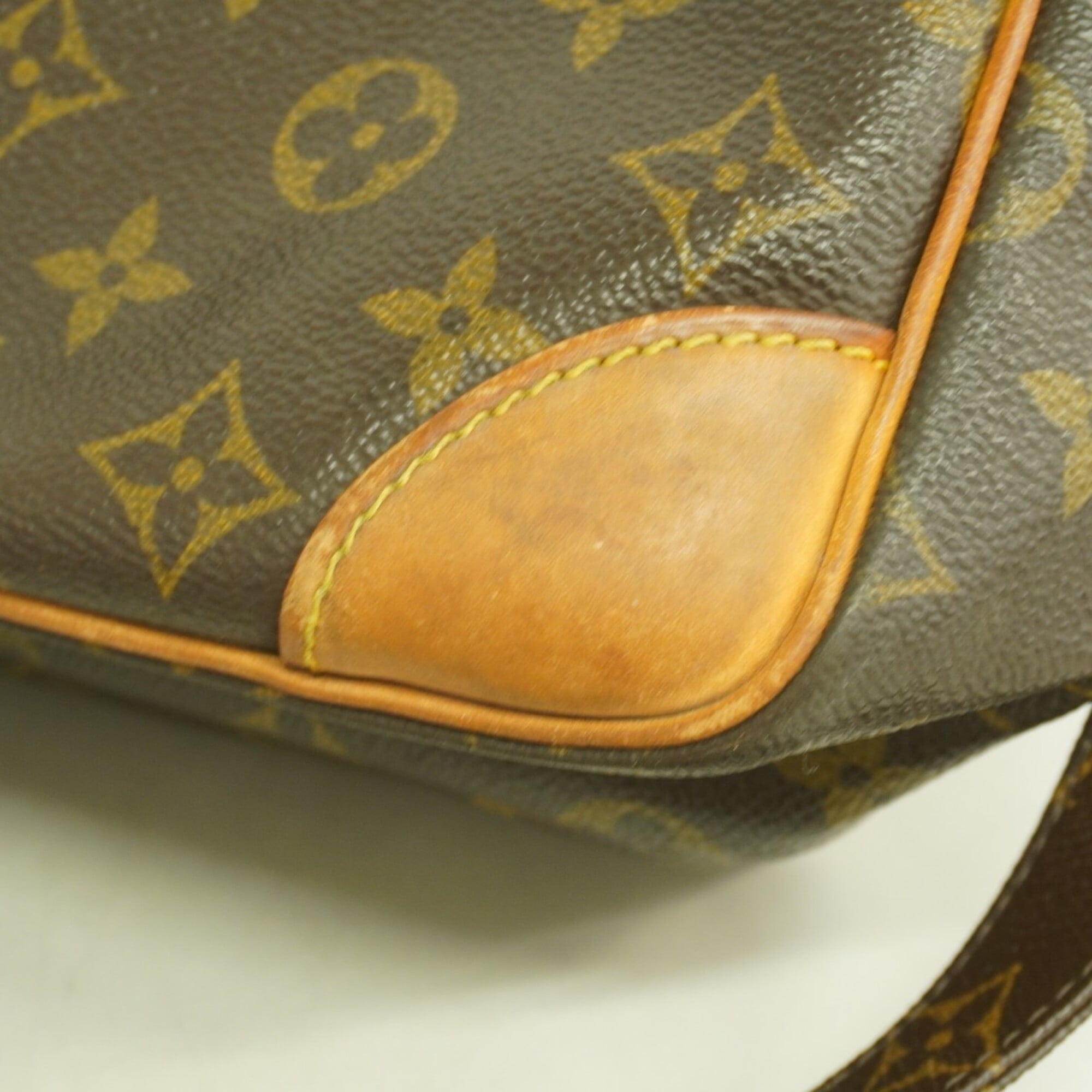 Louis Vuitton Brown Shoulder Bag (Pre-Owned)