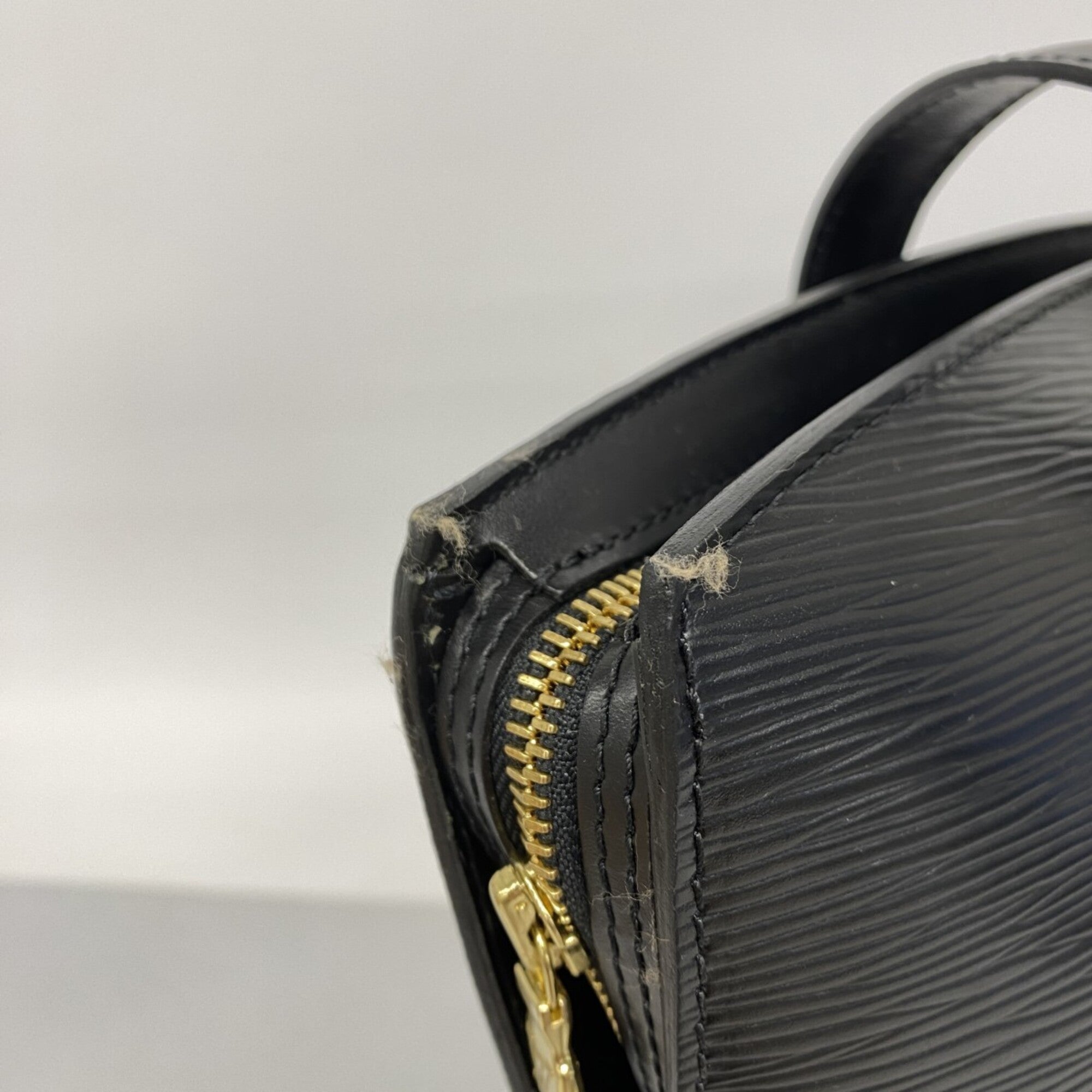 Louis Vuitton Noir Shoulder Bag (Pre-Owned)