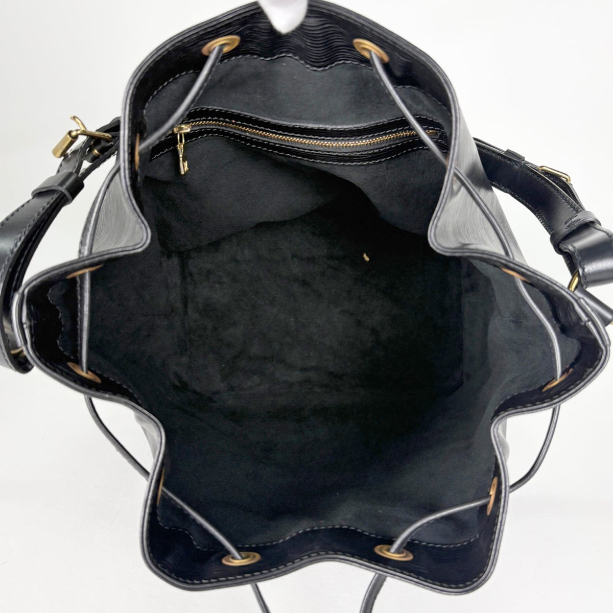 Louis Vuitton Black Noir Epi Leather Shoulder Bag (Pre-Owned)