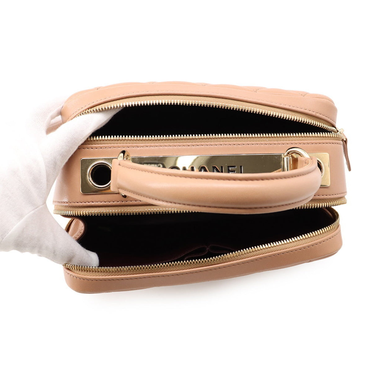 Chanel Matelasse Beige Leather Handbag (Pre-Owned)