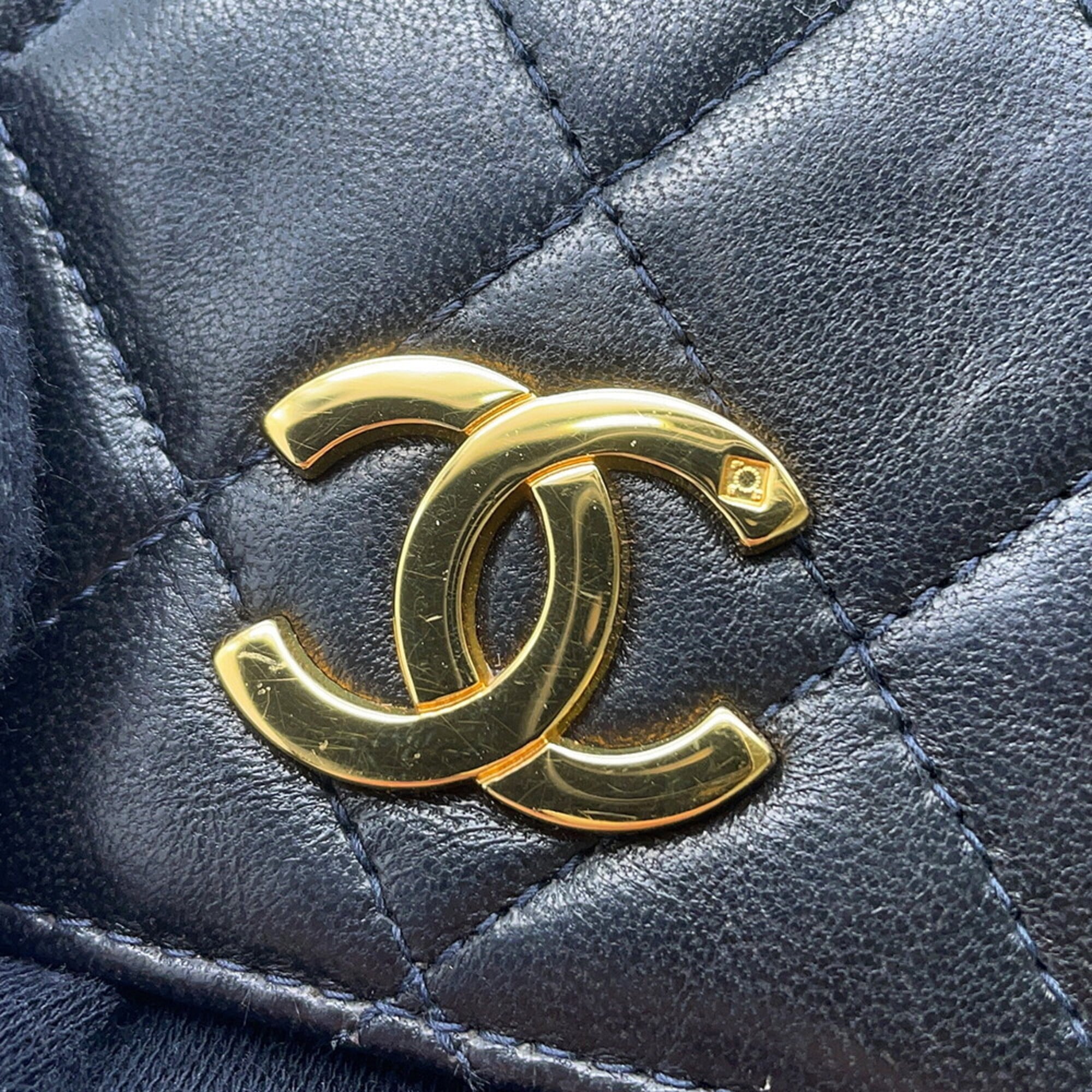 Chanel Black Leather Shoulder Bag (Pre-Owned)