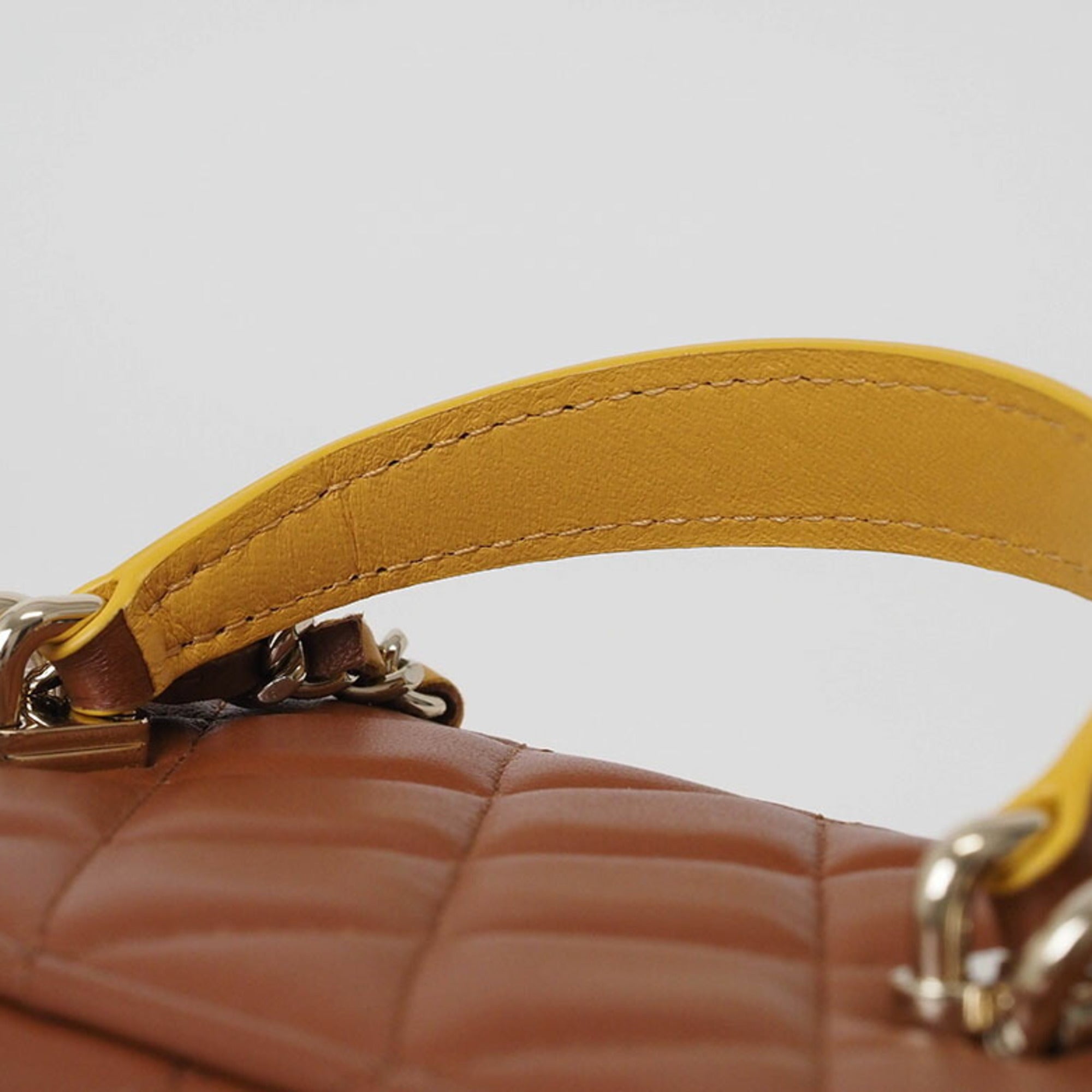 Chanel Brown Leather Shoulder Bag (Pre-Owned)