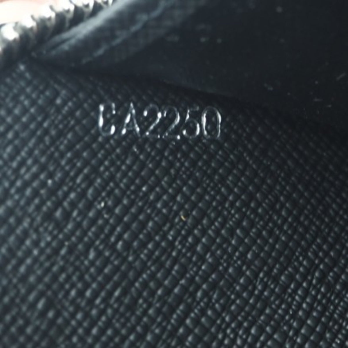 Louis Vuitton Taiga Black Leather Long Wallet (Bi-Fold) (Pre-Owned)
