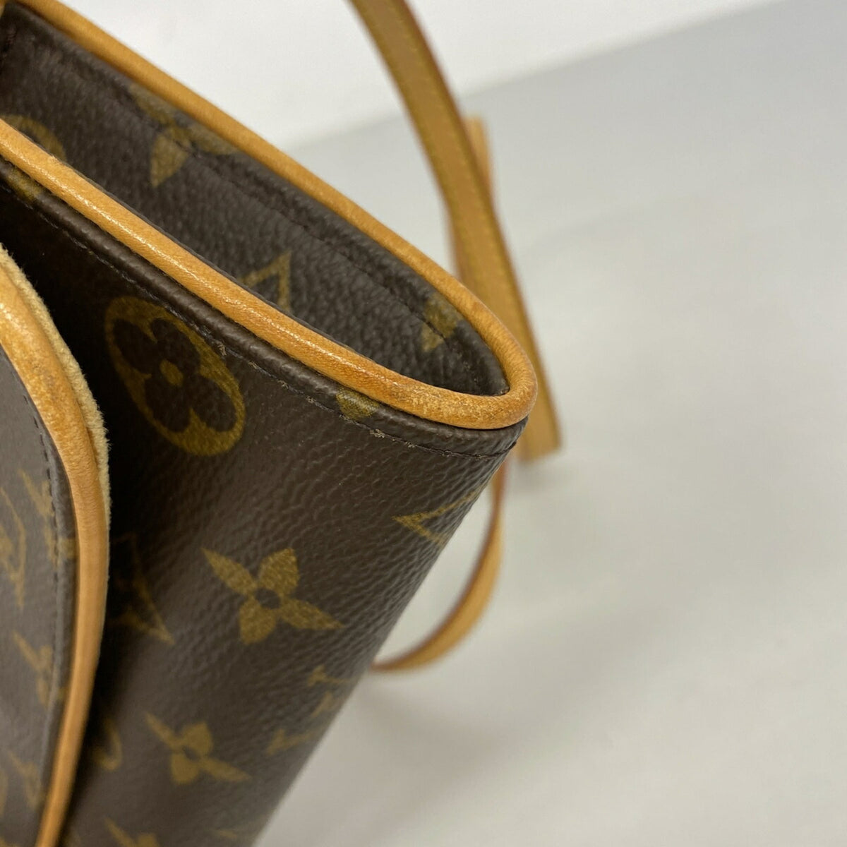Louis Vuitton Brown Shoulder Bag (Pre-Owned)