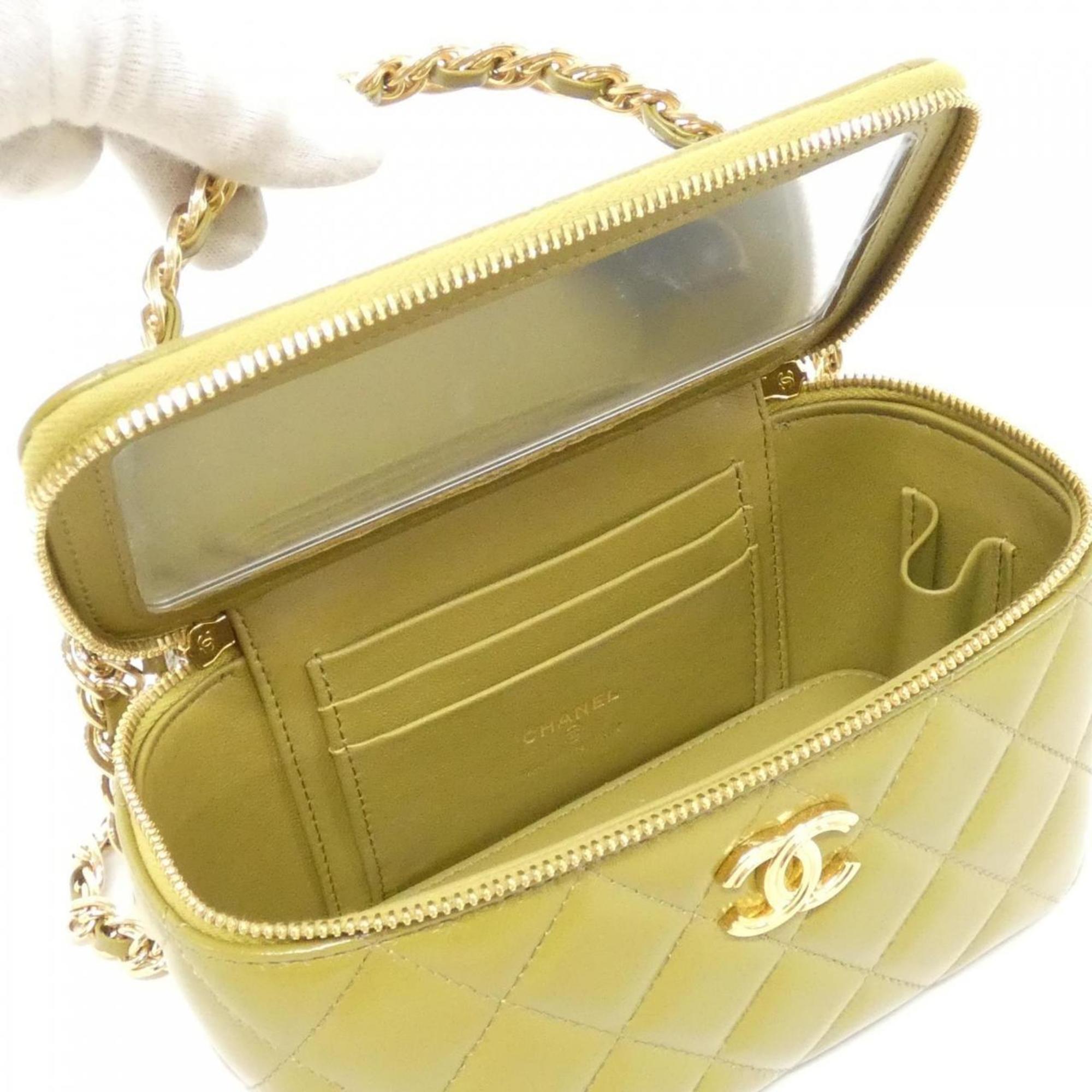 Chanel Green Leather Handbag (Pre-Owned)