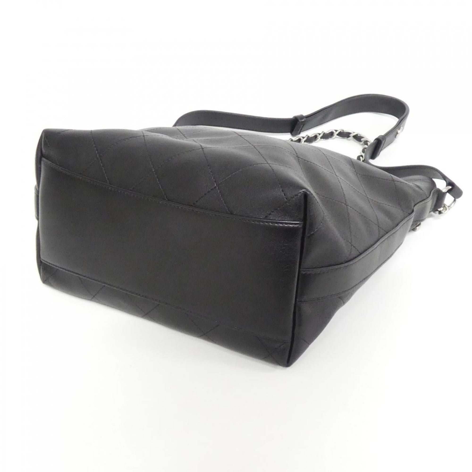Chanel Black Leather Shoulder Bag (Pre-Owned)