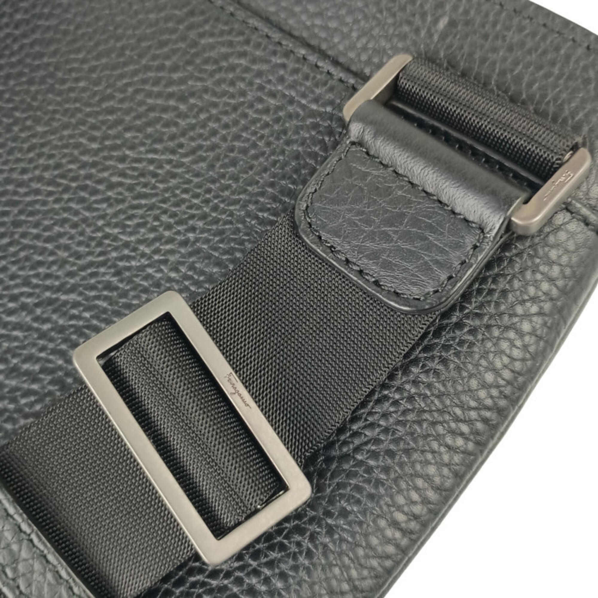 Salvatore Ferragamo Black Leather Messenger Bag Shoulder Bag (Pre-Owned)