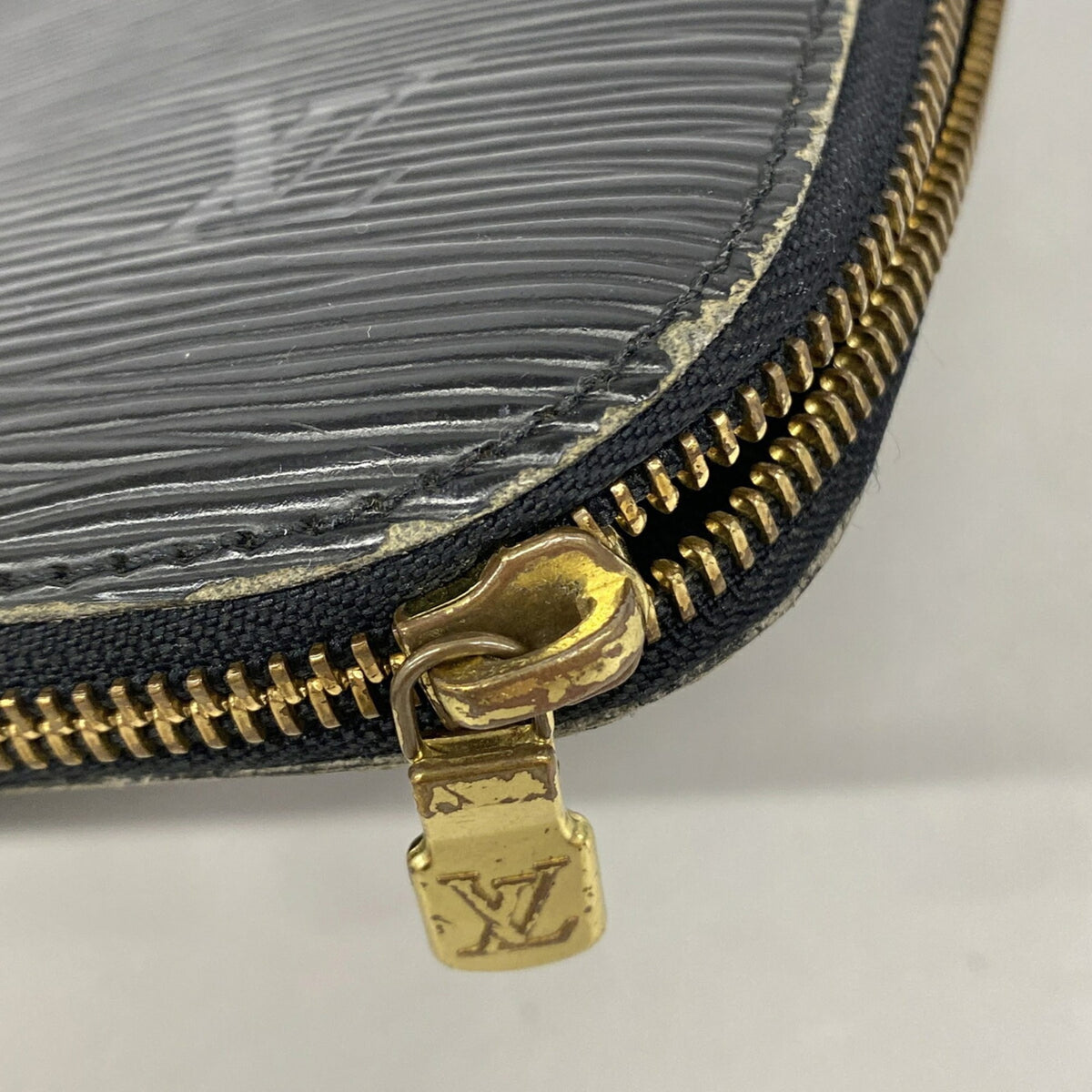 Louis Vuitton Noir Clutch Bag (Pre-Owned)